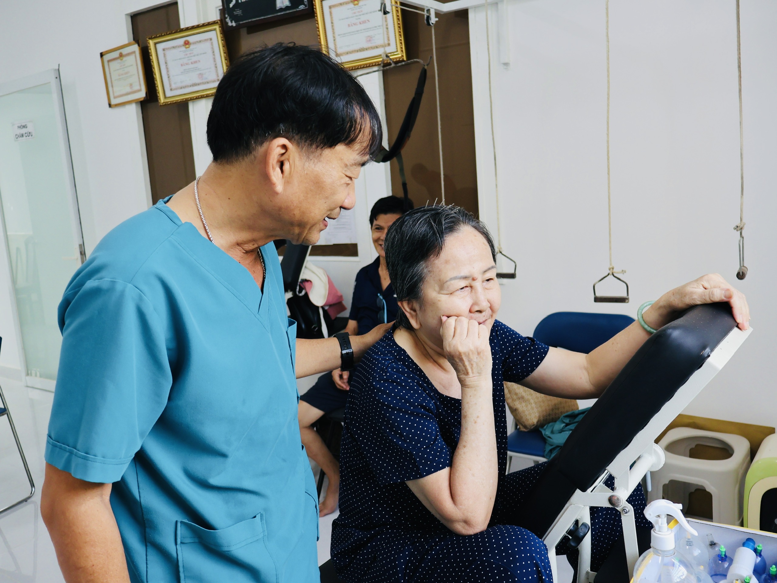 ‘Ơn cứu mạng’, bệnh nhân ở lại phòng khám suốt đời để làm điều không ai ngờ - Ảnh 2.