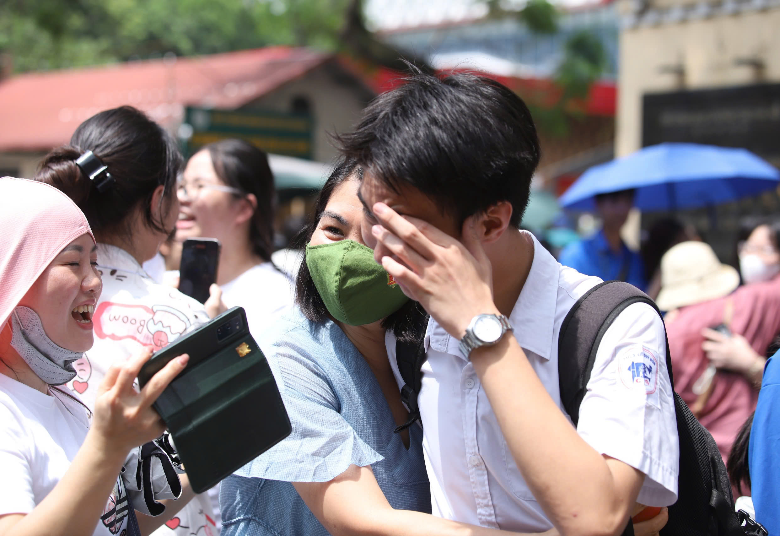 Đề thi toán vừa sức, thí sinh ăn mừng cùng phụ huynh trước cổng trường- Ảnh 10. Đề thi toán vừa sức, thí sinh ăn mừng cùng phụ huynh trước cổng trường- Ảnh 10.