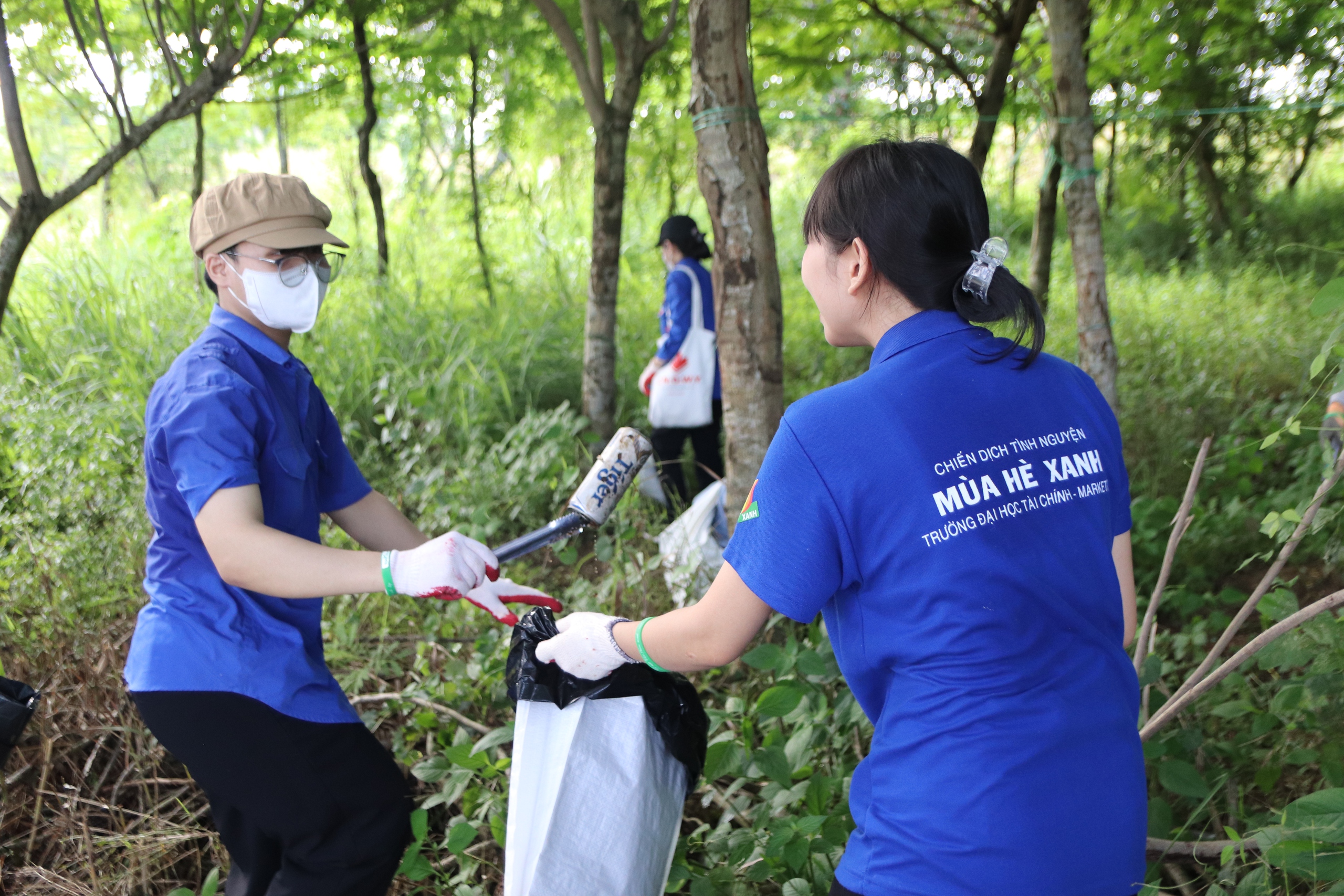 Cuối tuần không đi chơi, nhiều bạn trẻ rủ nhau đi nhặt rác - Ảnh 8.