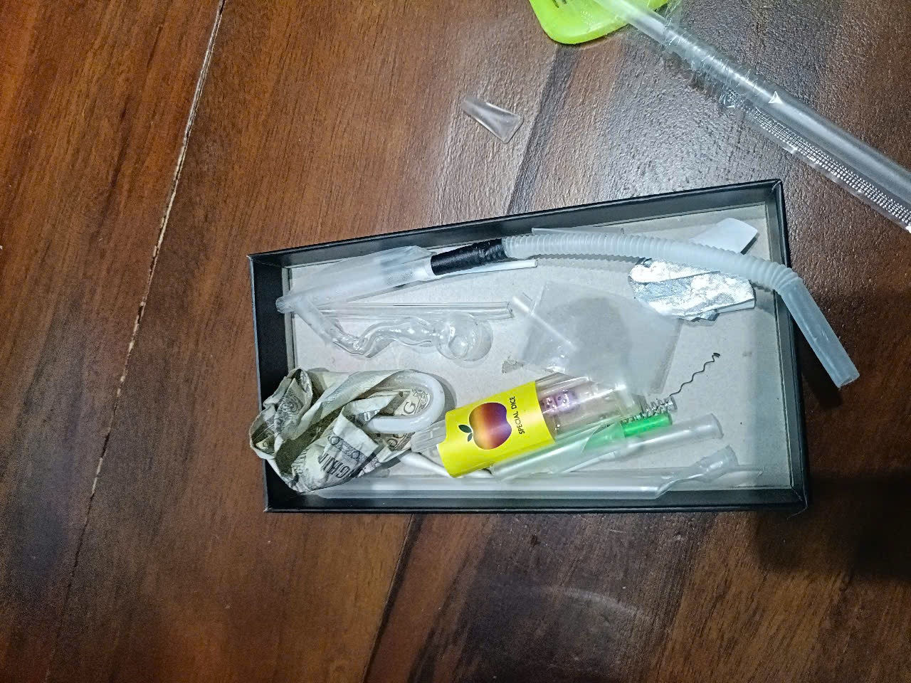 Tạm giữ chủ nhà nghỉ và 5 khách tàng trữ trái phép chất ma túy- Ảnh 3. Tạm giữ chủ nhà nghỉ và 5 khách tàng trữ trái phép chất ma túy- Ảnh 3.