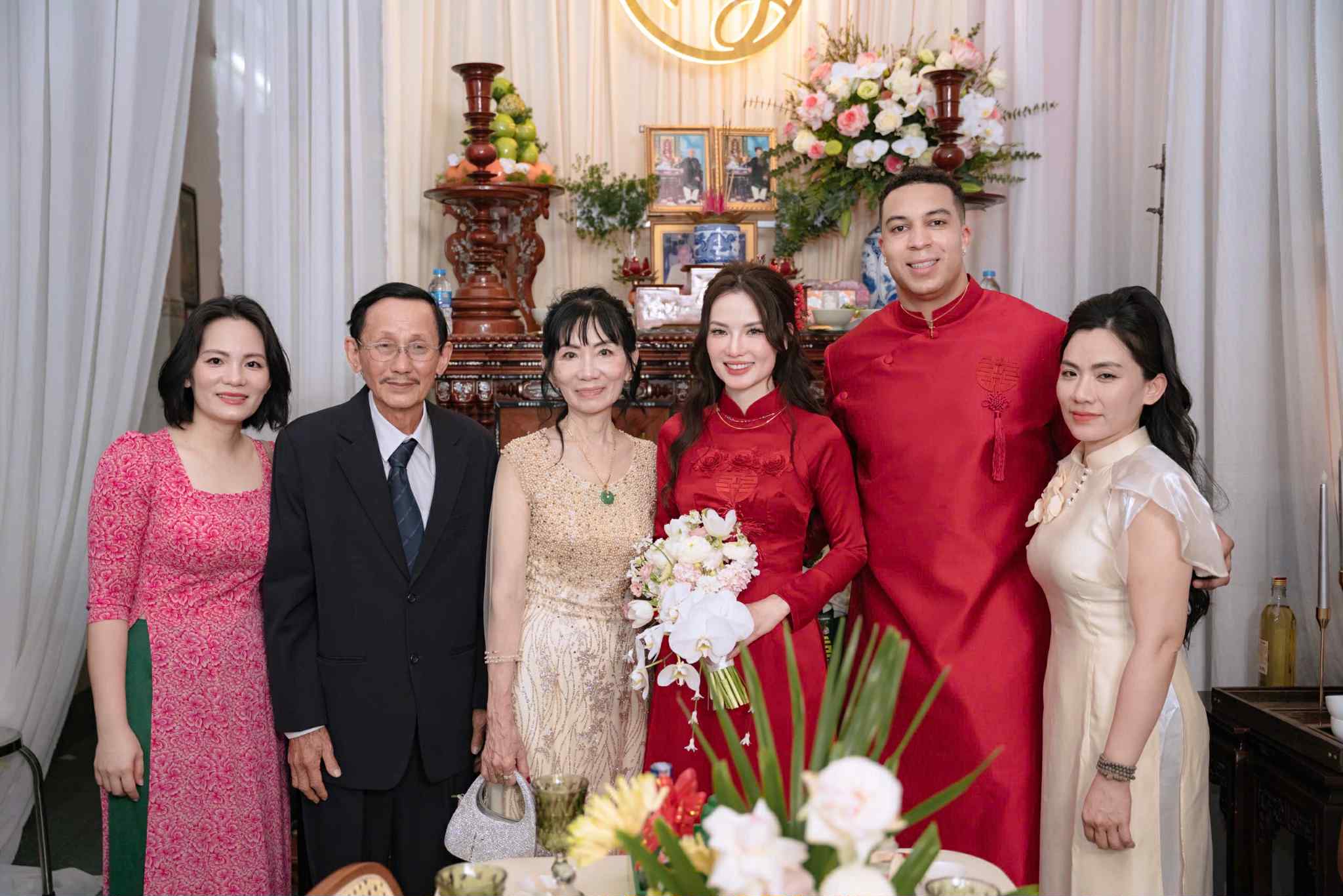 Chàng rể là lính cứu hỏa Mỹ tập đọc tiếng Việt trong đám hỏi