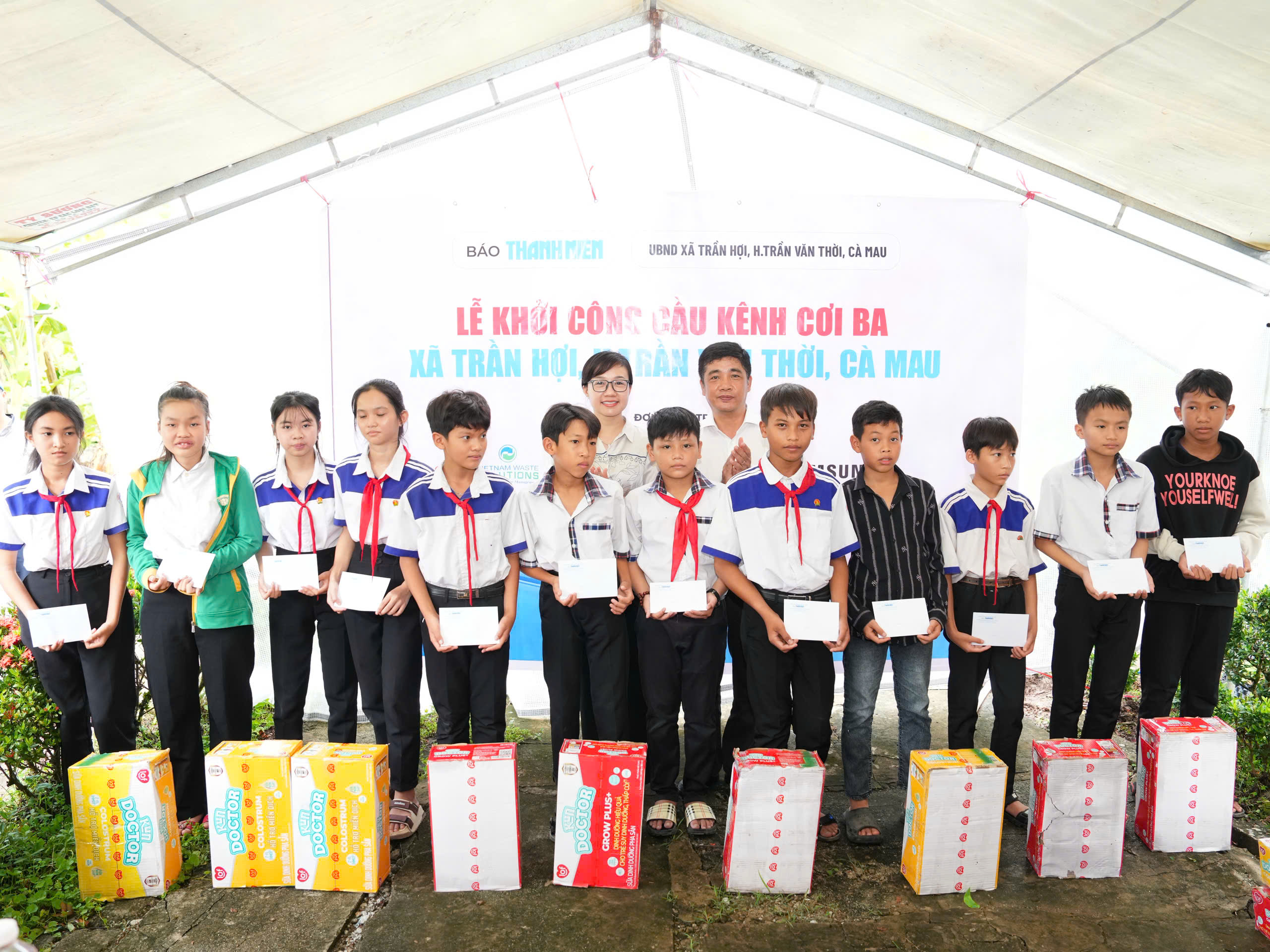 Báo Thanh Niên khởi công cầu giúp bà con ở nơi cuối cùng bản đồ Việt Nam- Ảnh 15. Báo Thanh Niên khởi công cầu giúp bà con ở nơi cuối cùng bản đồ Việt Nam- Ảnh 15.
