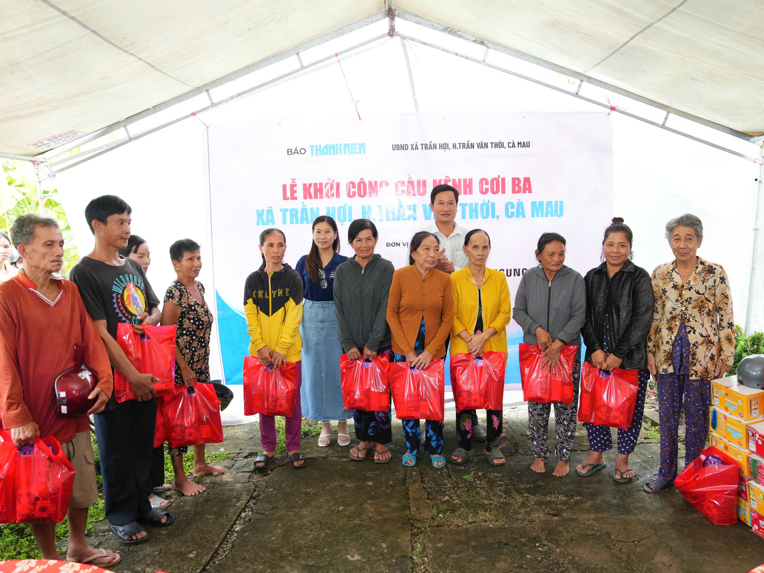 Báo Thanh Niên khởi công cầu giúp bà con ở nơi cuối cùng bản đồ Việt Nam- Ảnh 8. Báo Thanh Niên khởi công cầu giúp bà con ở nơi cuối cùng bản đồ Việt Nam- Ảnh 8.