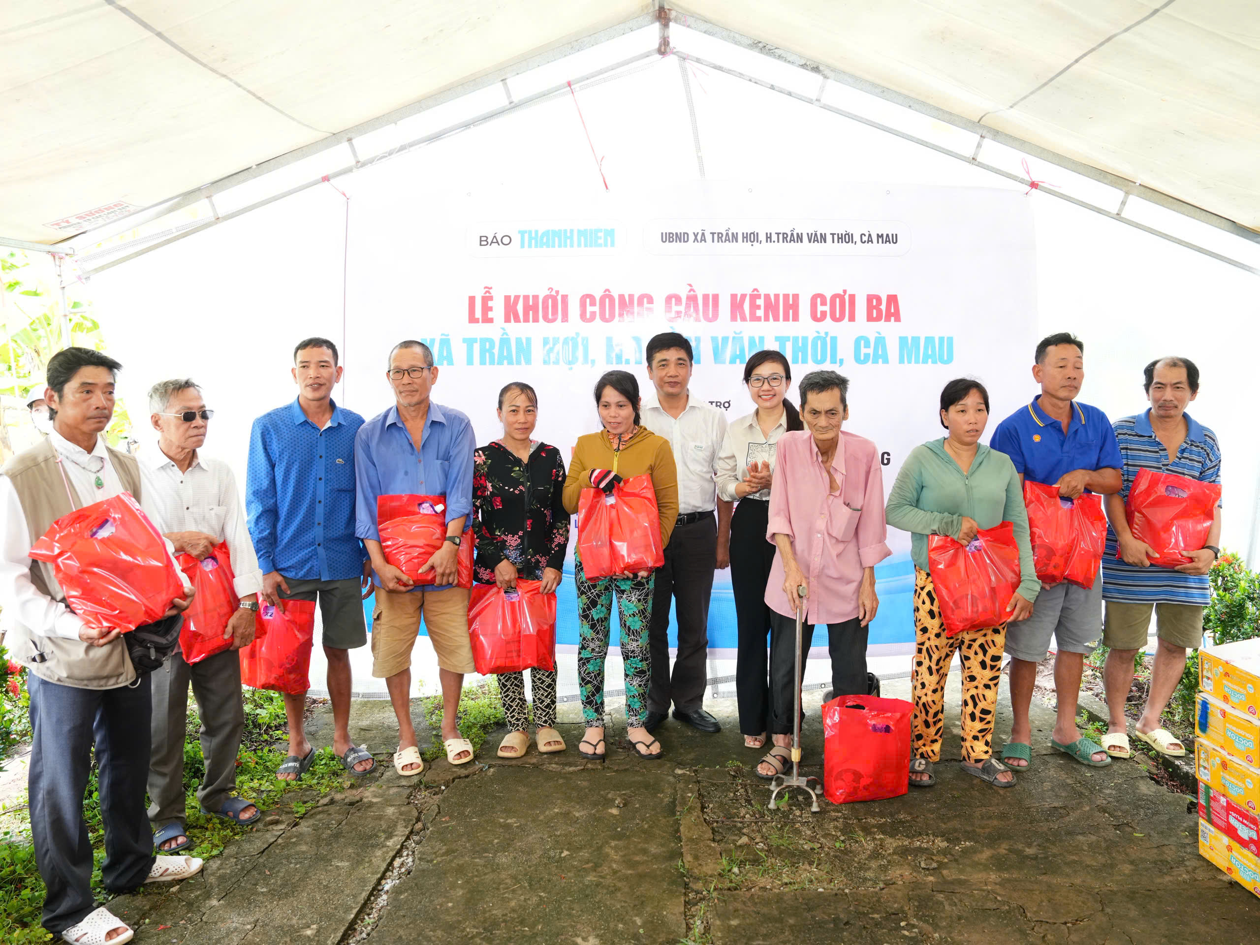 Báo Thanh Niên khởi công cầu giúp bà con ở nơi cuối cùng bản đồ Việt Nam- Ảnh 9. Báo Thanh Niên khởi công cầu giúp bà con ở nơi cuối cùng bản đồ Việt Nam- Ảnh 9.