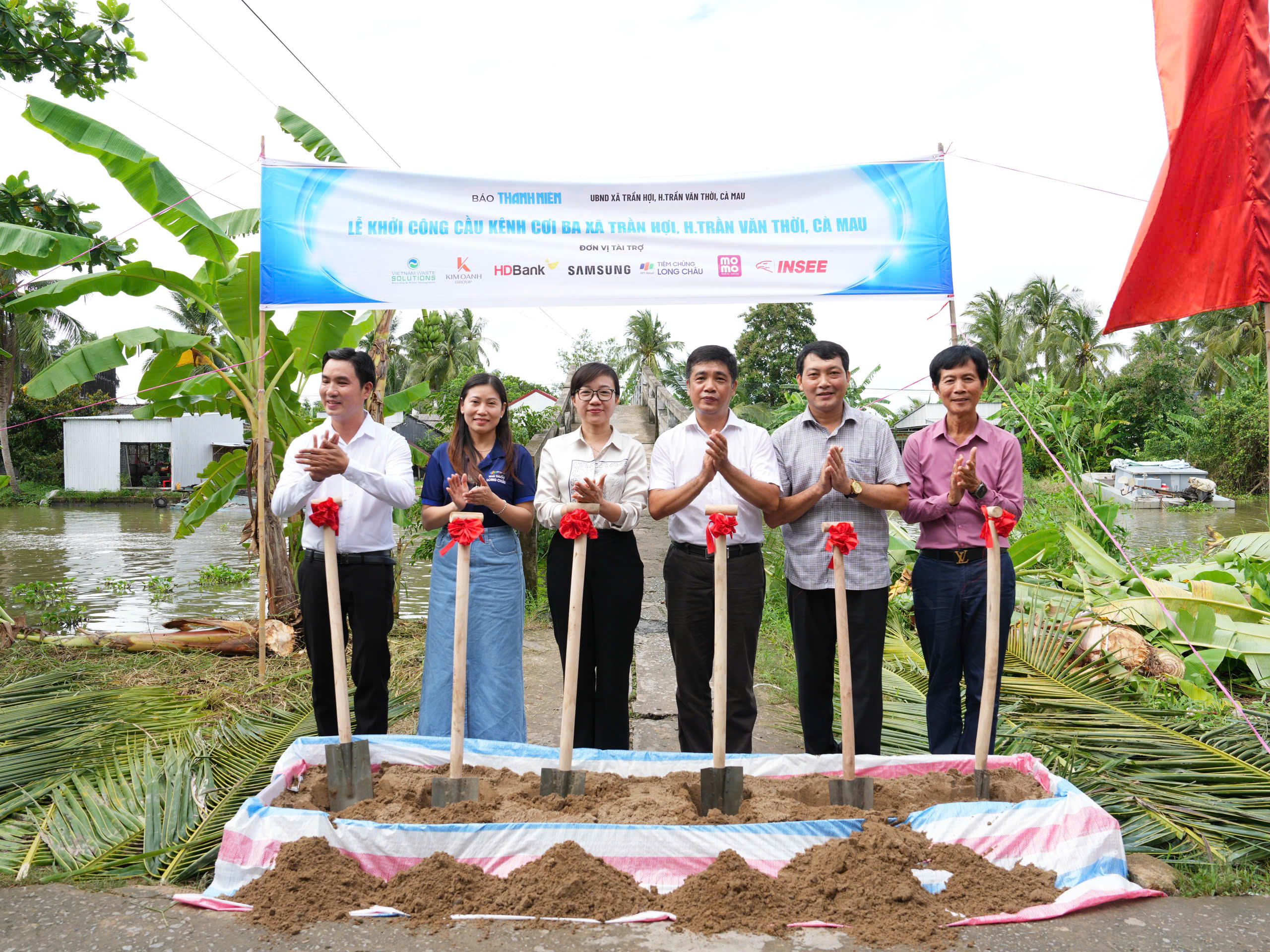 Báo Thanh Niên khởi công cầu giúp bà con ở nơi cuối cùng bản đồ Việt Nam- Ảnh 6. Báo Thanh Niên khởi công cầu giúp bà con ở nơi cuối cùng bản đồ Việt Nam- Ảnh 6.
