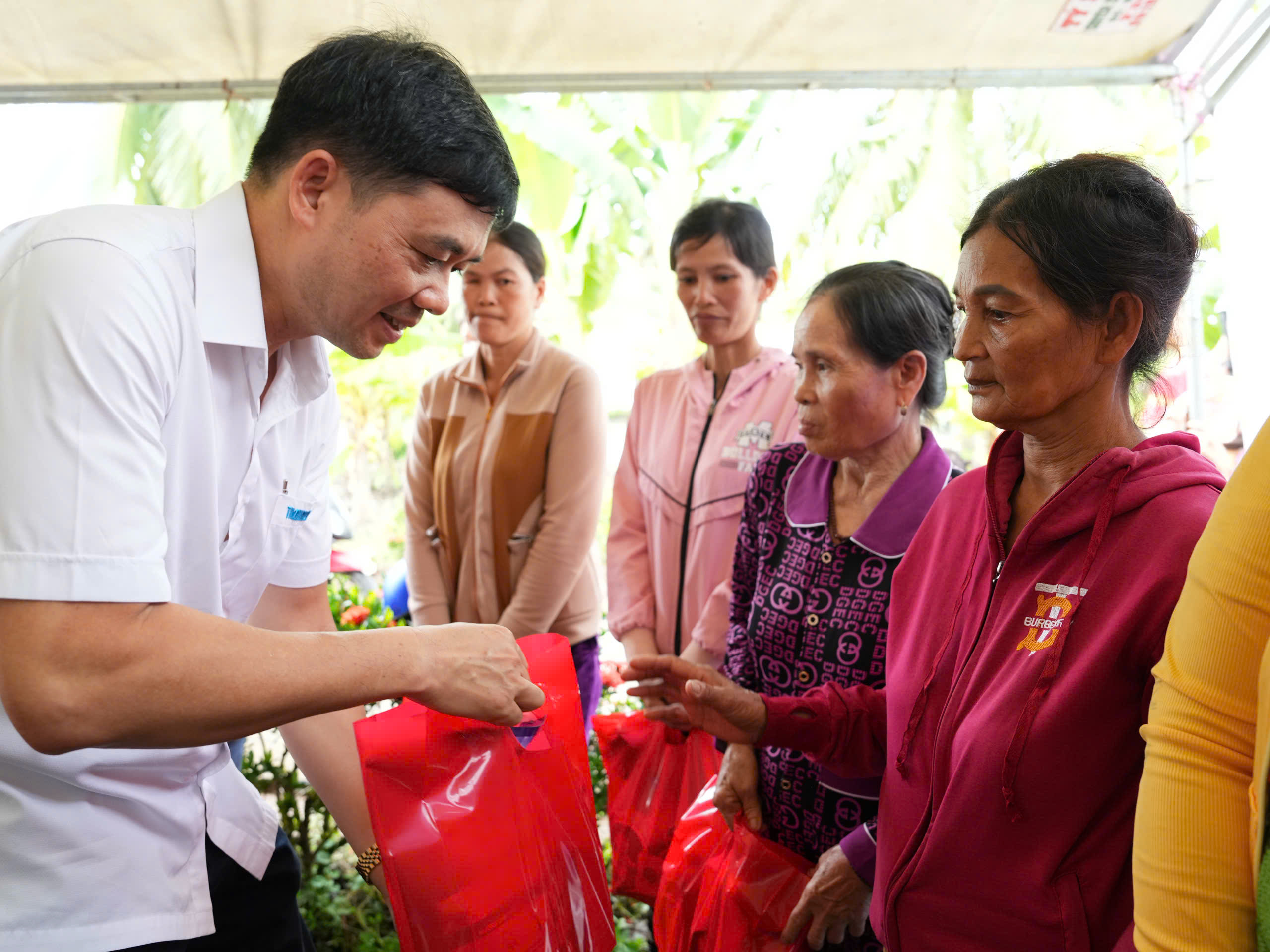 Báo Thanh Niên khởi công cầu giúp bà con ở nơi cuối cùng bản đồ Việt Nam- Ảnh 12. Báo Thanh Niên khởi công cầu giúp bà con ở nơi cuối cùng bản đồ Việt Nam- Ảnh 12.