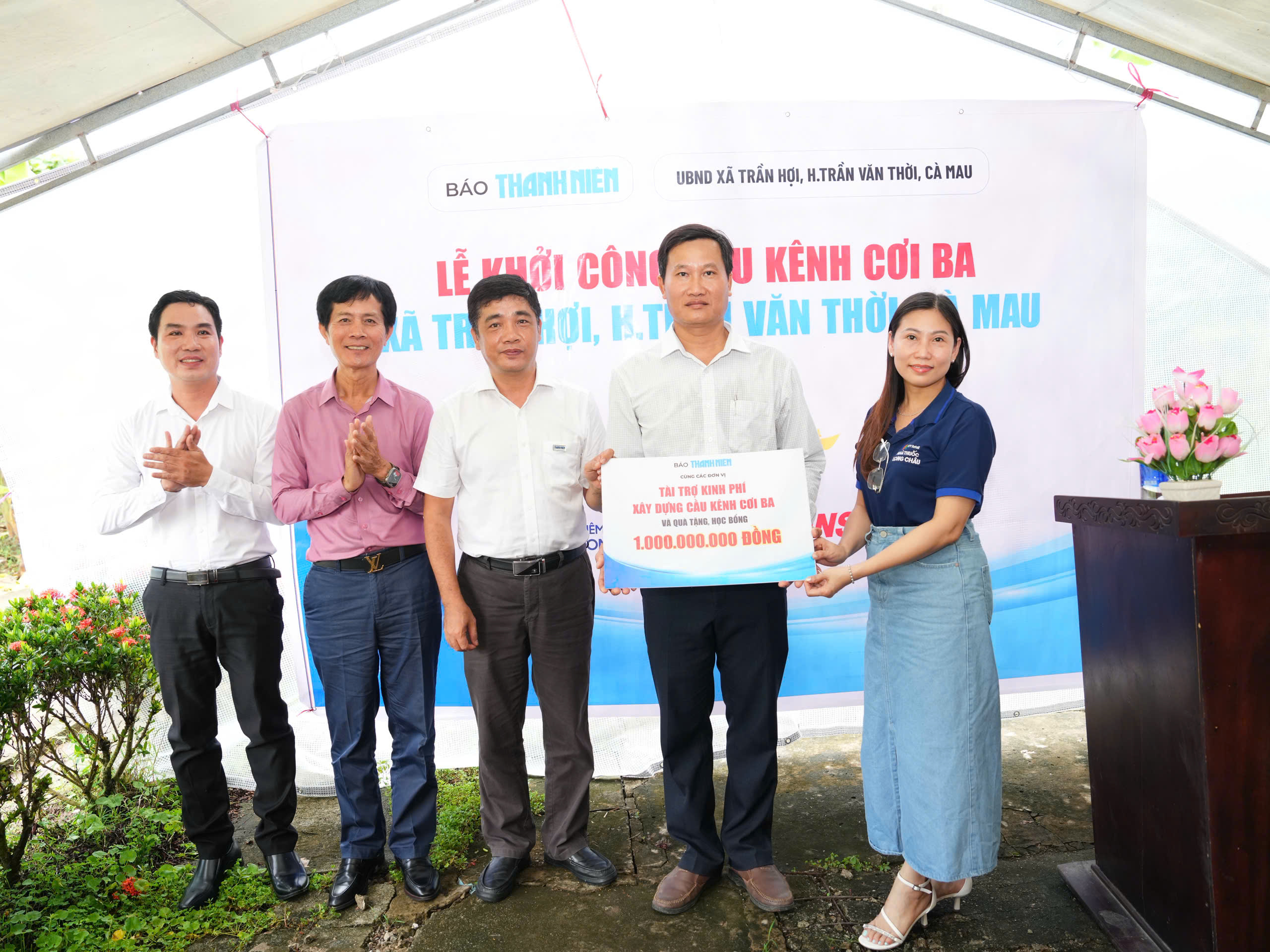 Báo Thanh Niên khởi công cầu giúp bà con ở nơi cuối cùng bản đồ Việt Nam- Ảnh 4. Báo Thanh Niên khởi công cầu giúp bà con ở nơi cuối cùng bản đồ Việt Nam- Ảnh 4.