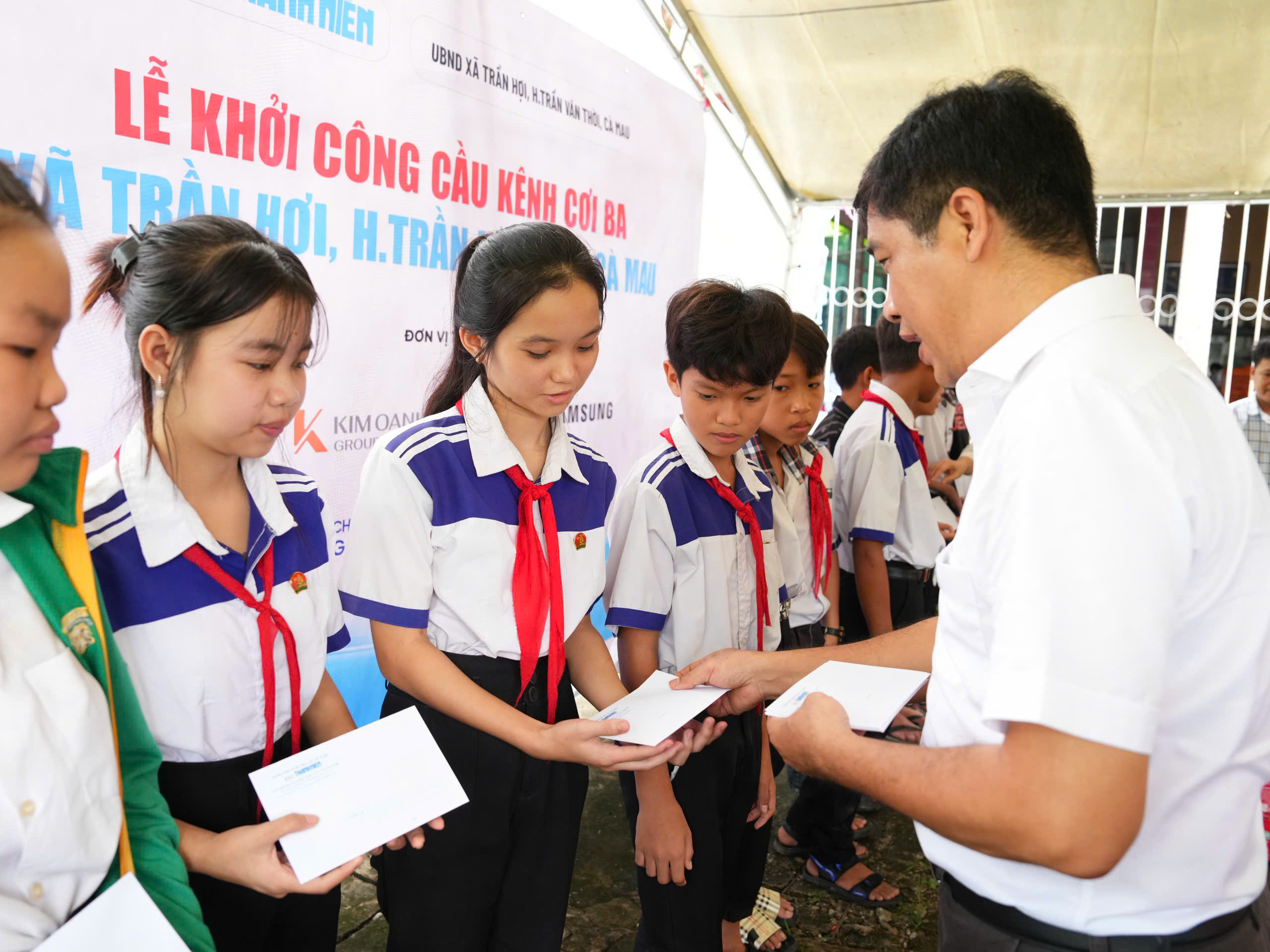 Báo Thanh Niên khởi công cầu giúp bà con ở nơi cuối cùng bản đồ Việt Nam- Ảnh 7. Báo Thanh Niên khởi công cầu giúp bà con ở nơi cuối cùng bản đồ Việt Nam- Ảnh 7.