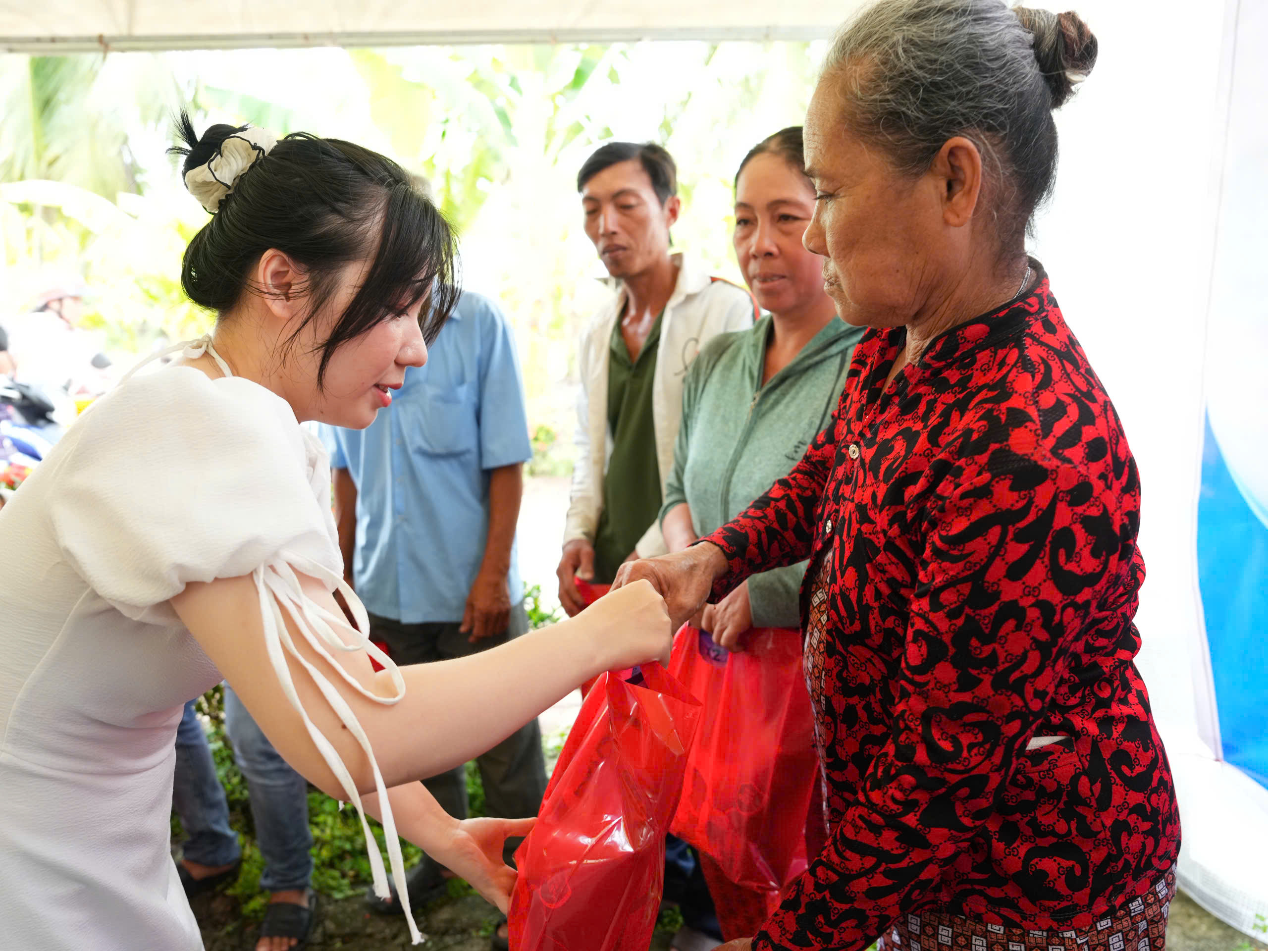 Báo Thanh Niên khởi công cầu giúp bà con ở nơi cuối cùng bản đồ Việt Nam- Ảnh 11. Báo Thanh Niên khởi công cầu giúp bà con ở nơi cuối cùng bản đồ Việt Nam- Ảnh 11.