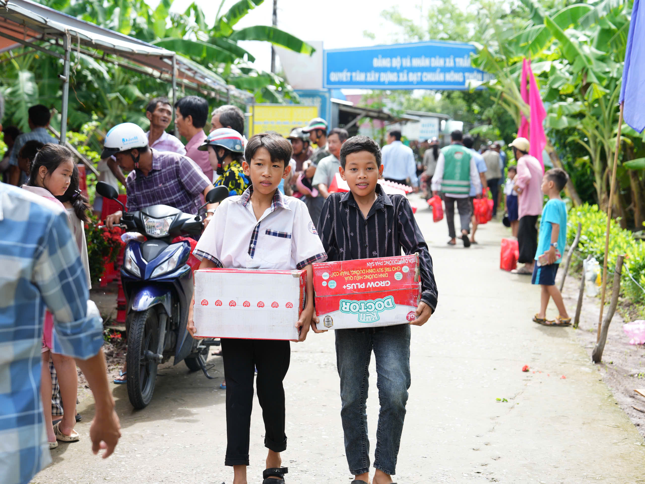 Báo Thanh Niên khởi công cầu giúp bà con ở nơi cuối cùng bản đồ Việt Nam- Ảnh 13. Báo Thanh Niên khởi công cầu giúp bà con ở nơi cuối cùng bản đồ Việt Nam- Ảnh 13.