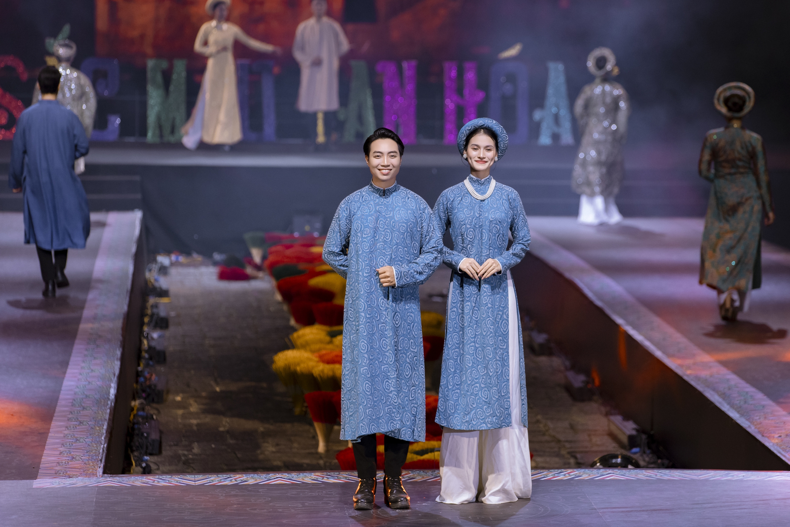 Huế lung linh qua bộ sưu tập áo dài của nhà thiết kế Việt Hùng- Ảnh 2. Huế lung linh qua bộ sưu tập áo dài của nhà thiết kế Việt Hùng- Ảnh 2.
