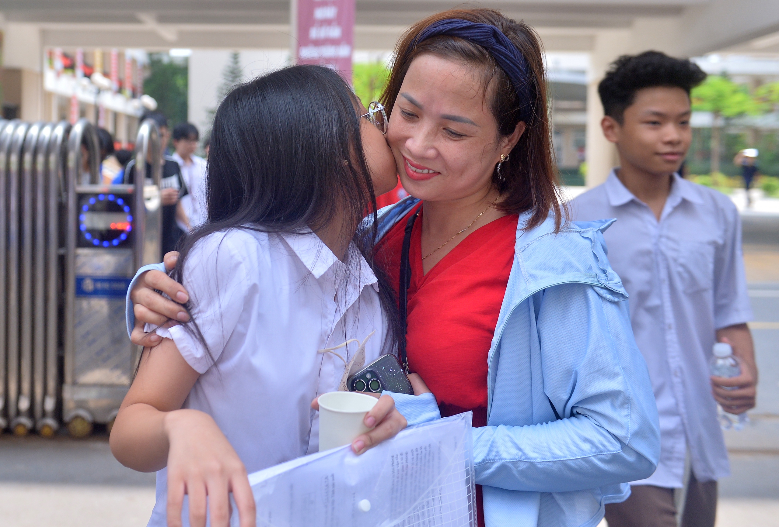 Đề thi toán vừa sức, thí sinh ăn mừng cùng phụ huynh trước cổng trường Đề thi toán vừa sức, thí sinh ăn mừng cùng phụ huynh trước cổng trường
