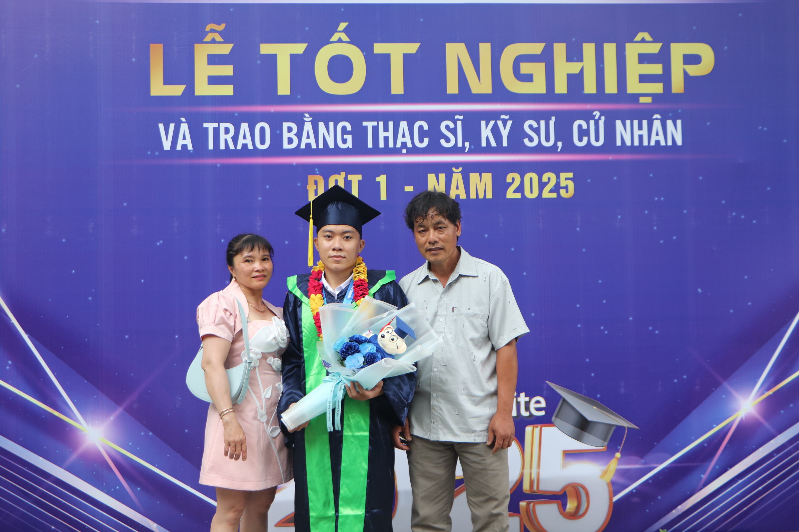 Lễ tốt nghiệp UIT 2025: Khép lại hành trình tri thức, mở lối tương lai Lễ tốt nghiệp UIT 2025: Khép lại hành trình tri thức, mở lối tương lai