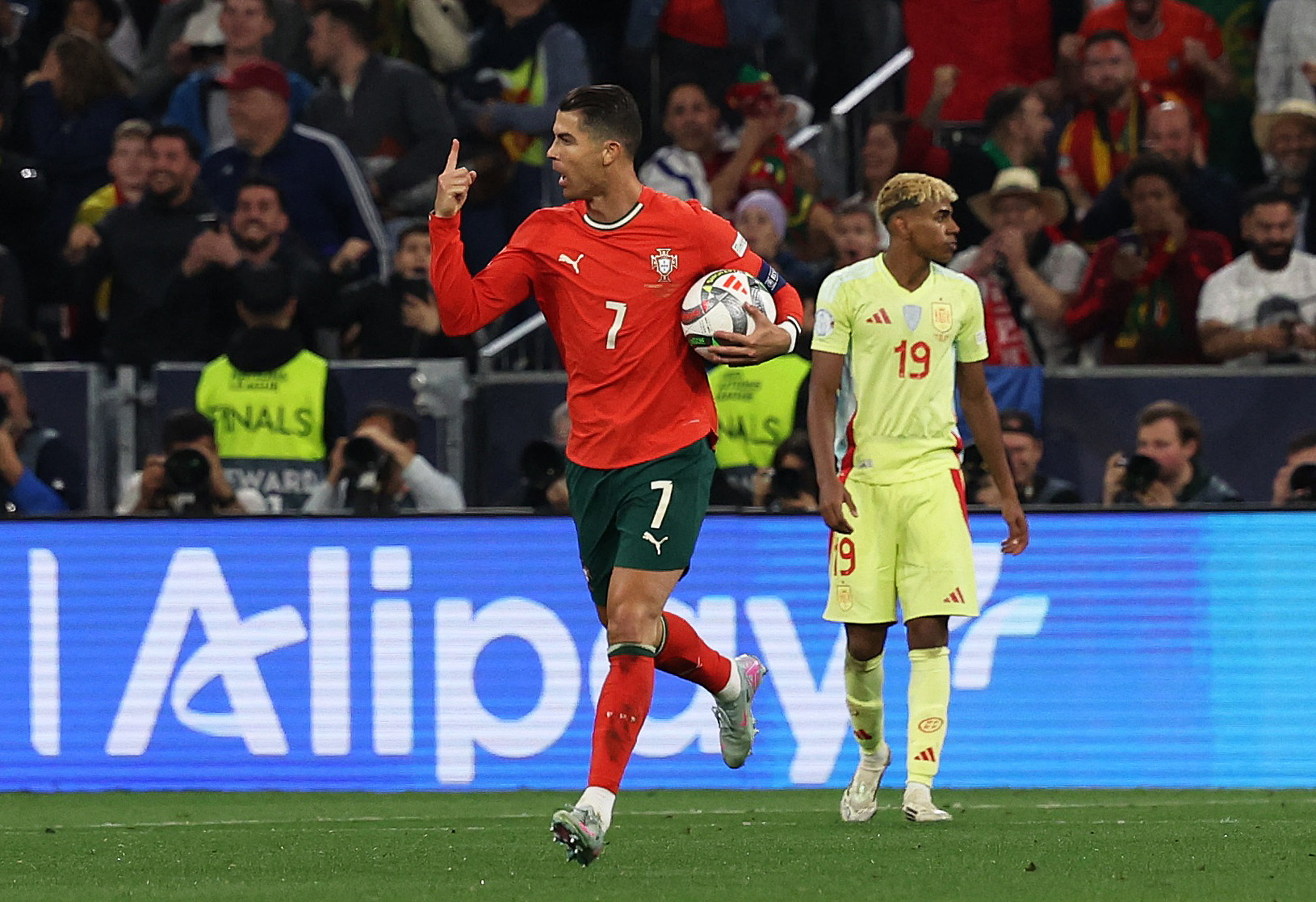 Ronaldo vượt Yamal cùng Bồ Đào Nha vô địch UEFA Nations League - Ảnh 2. Ronaldo vượt Yamal cùng Bồ Đào Nha vô địch UEFA Nations League - Ảnh 2.