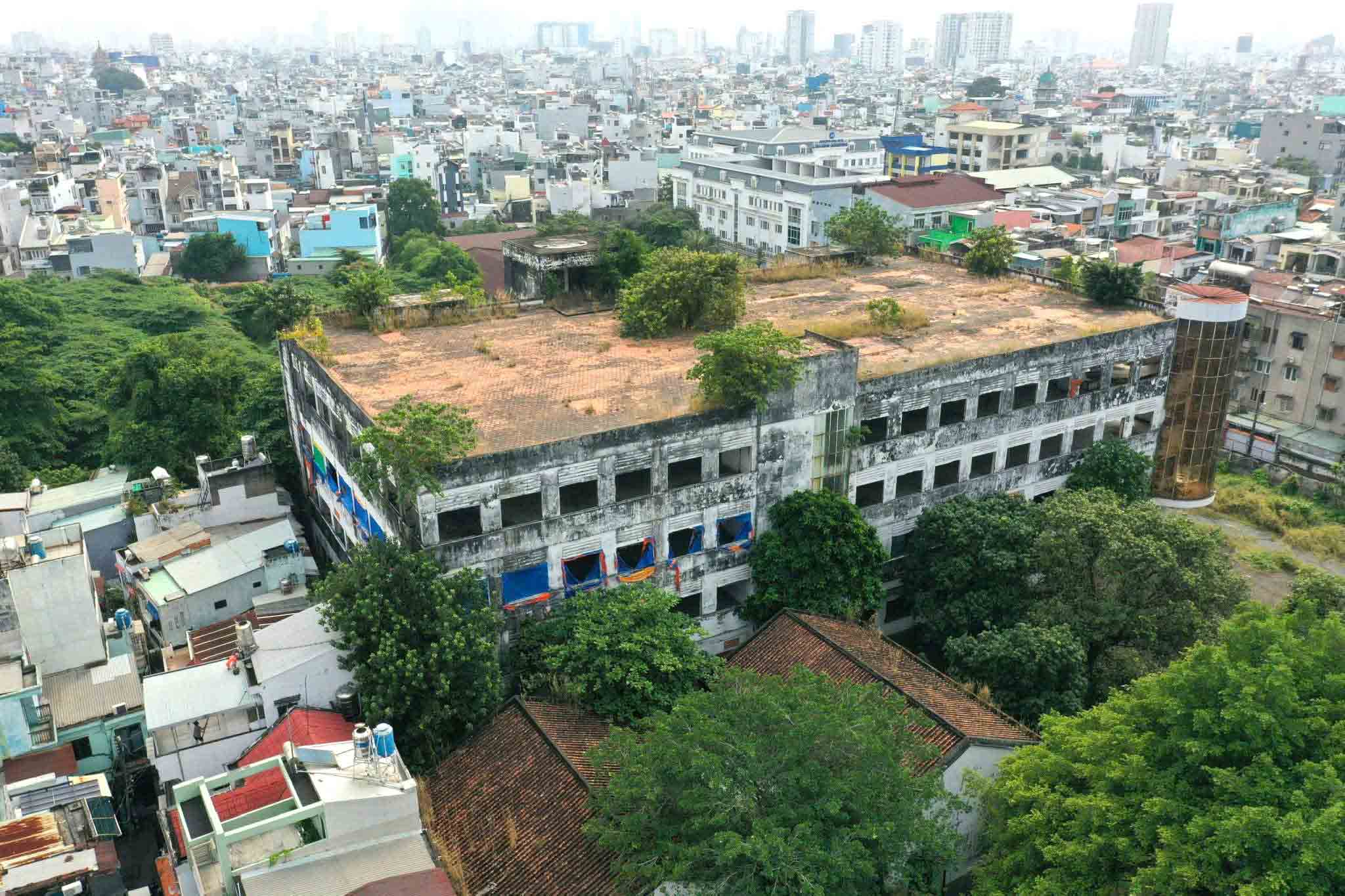 Chấm dứt ngay nghịch lý “thiếu đất xây trường học, thừa đất công bỏ hoang” - Ảnh 1.