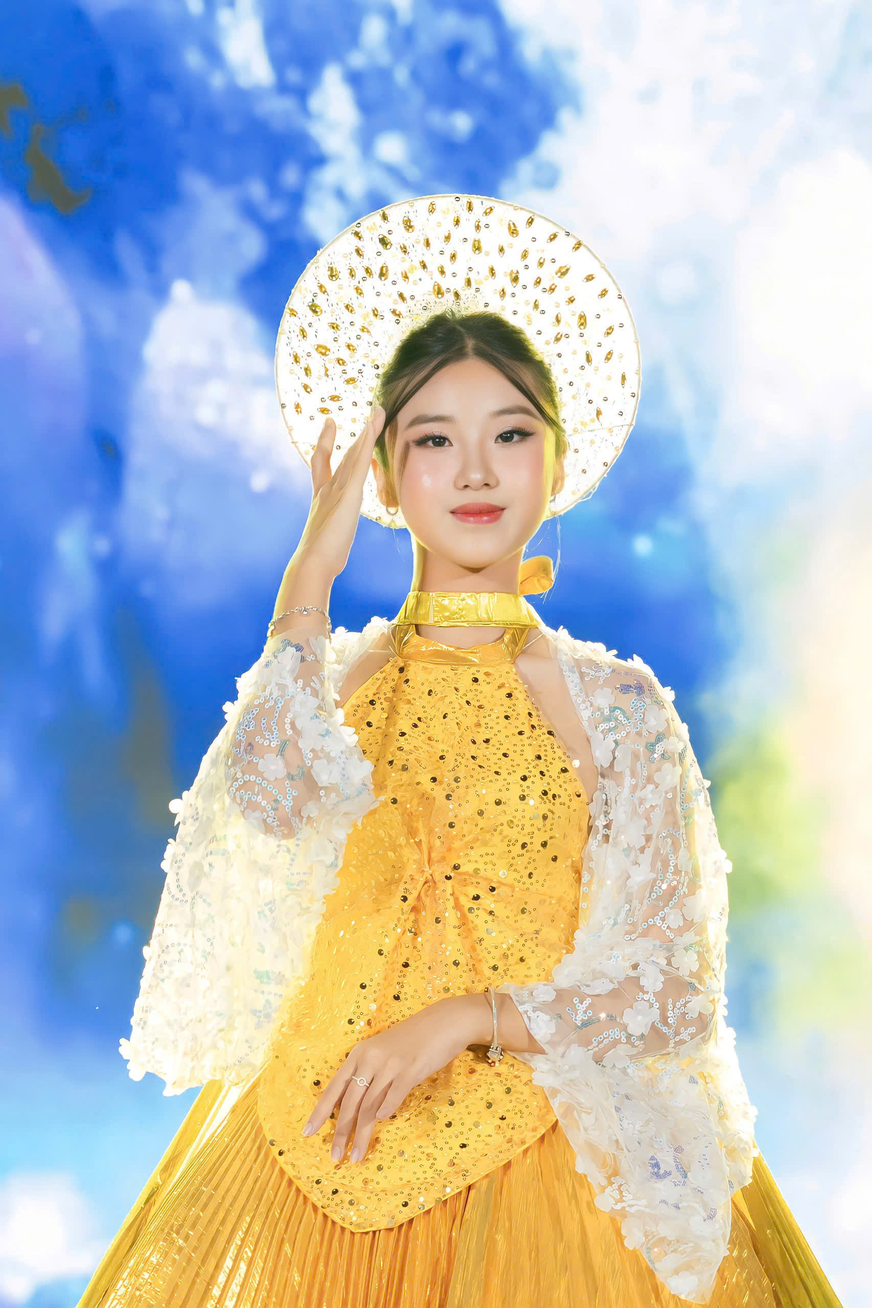 Dàn người mẫu nhí tỏa sáng trong trang phục truyền thống tại TP . HCM - Ảnh 4. Dàn người mẫu nhí tỏa sáng trong trang phục truyền thống tại TP . HCM - Ảnh 4.