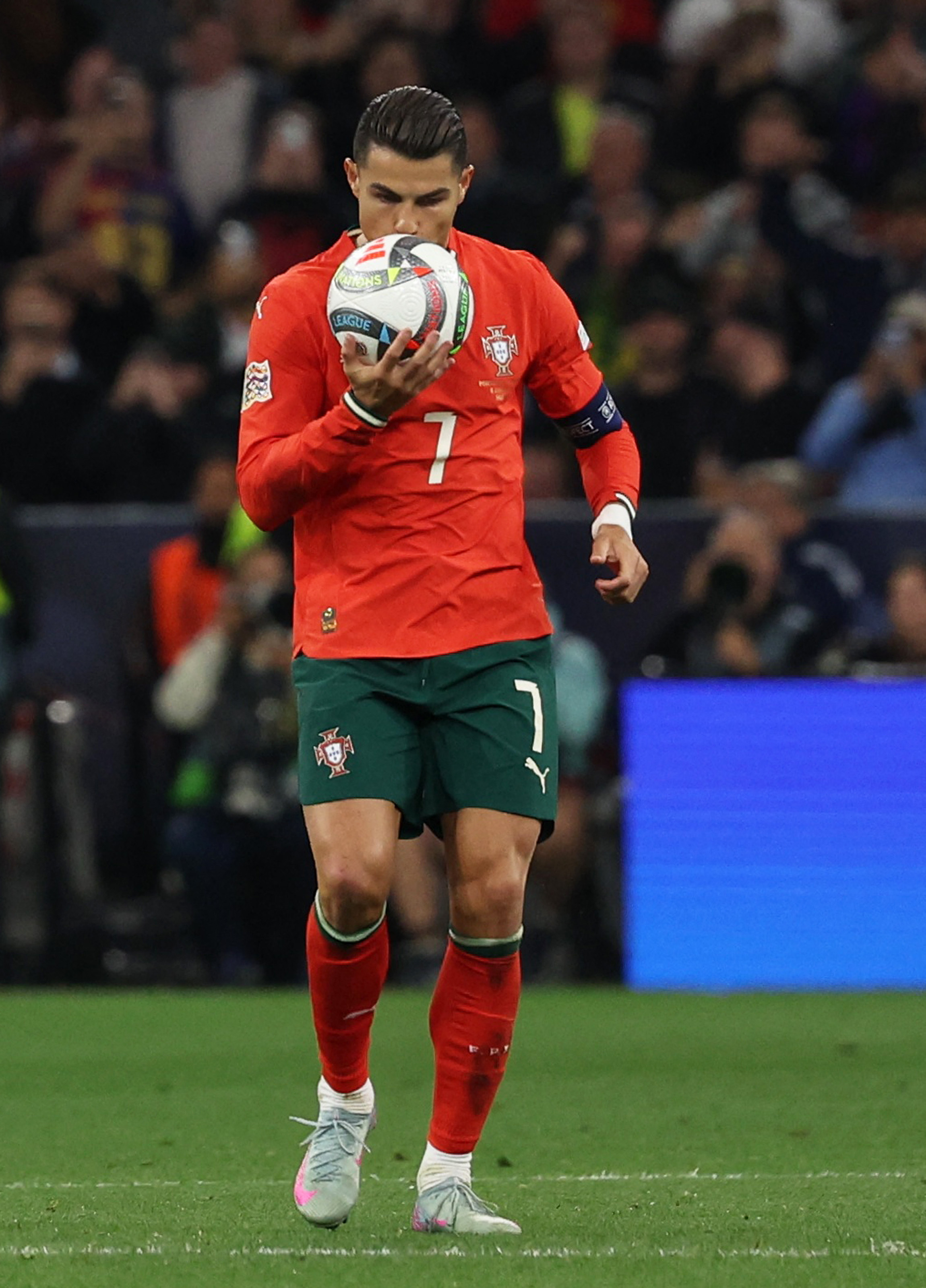 Ronaldo tuổi 40: 'Gừng cay' khiến sao trẻ ngả mũ- Ảnh 2.