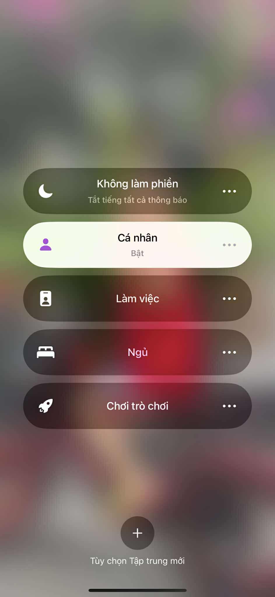 Vì sao có biểu tượng hình người bên cạnh thời gian trên iPhone - Ảnh 2.