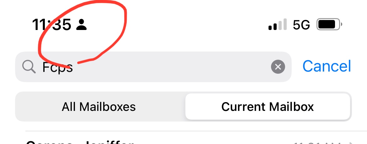 Vì sao có biểu tượng hình người bên cạnh thời gian trên iPhone - Ảnh 1.