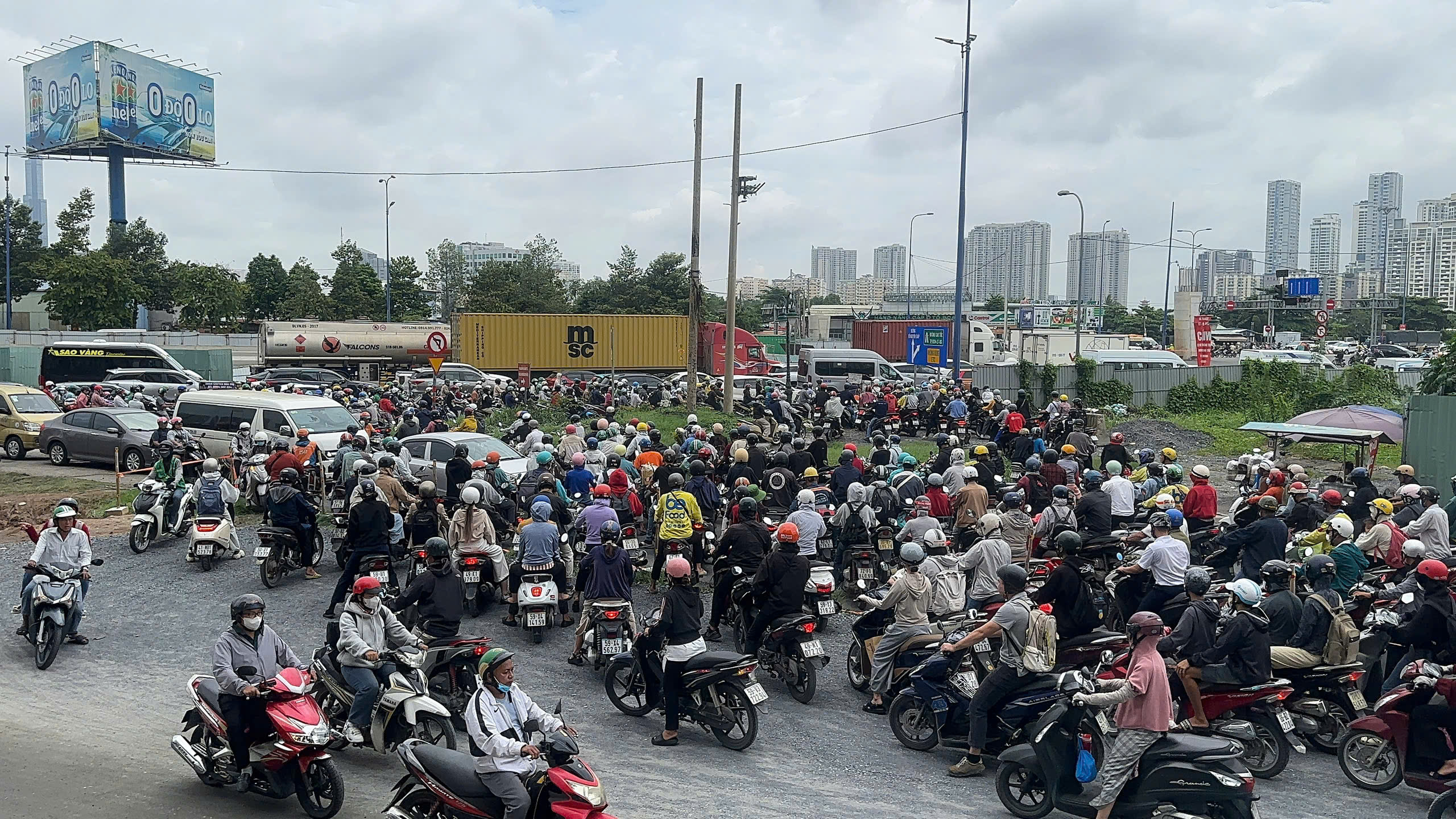 Nguyên nhân nút giao An Phú ùn ứ cả ngày, người dân mệt mỏi? - Ảnh 2.