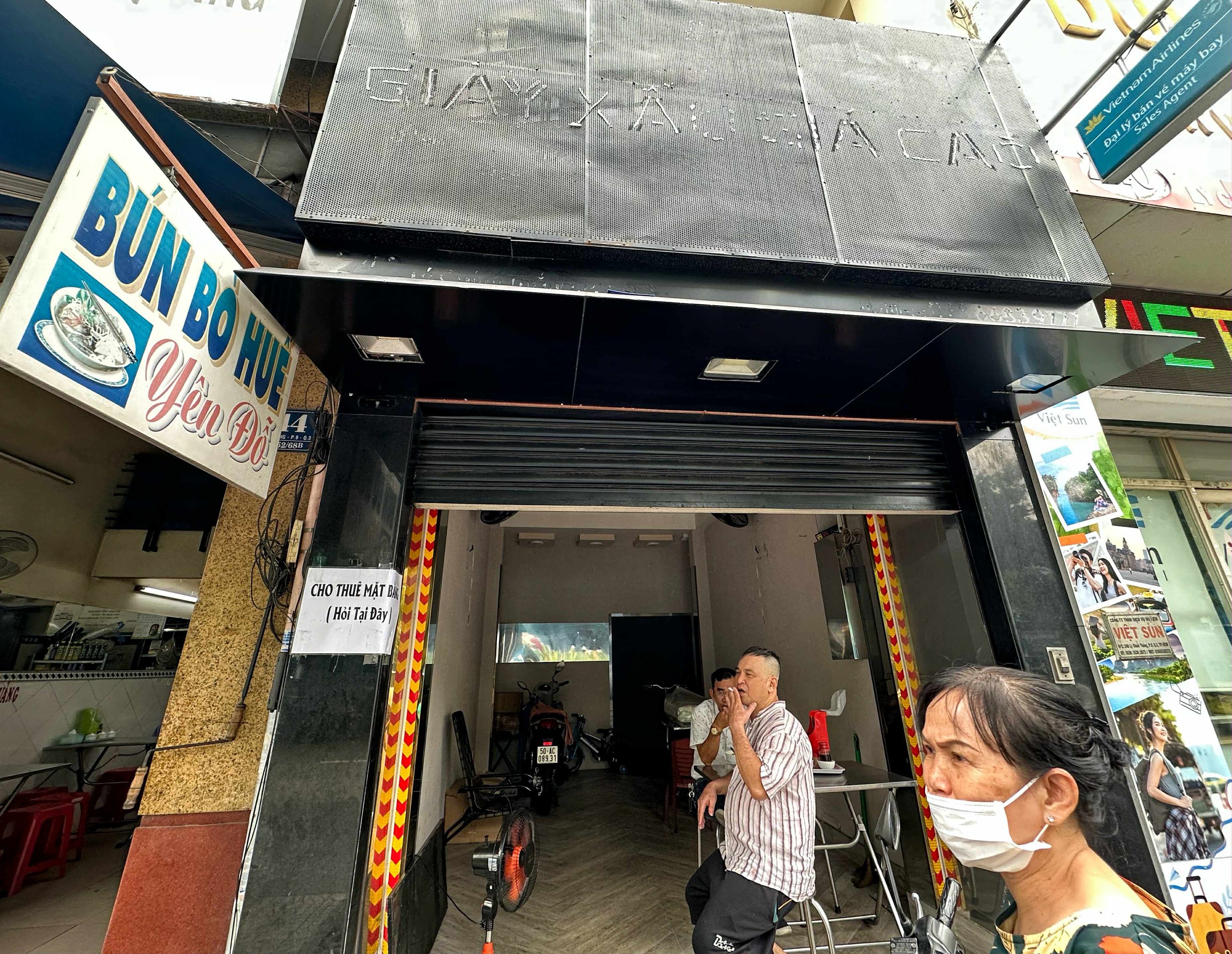 Mặt bằng bỏ trống ở nhiều con đường sầm uất tại TP.HCM, chi chít bảng cho thuê - Ảnh 2.