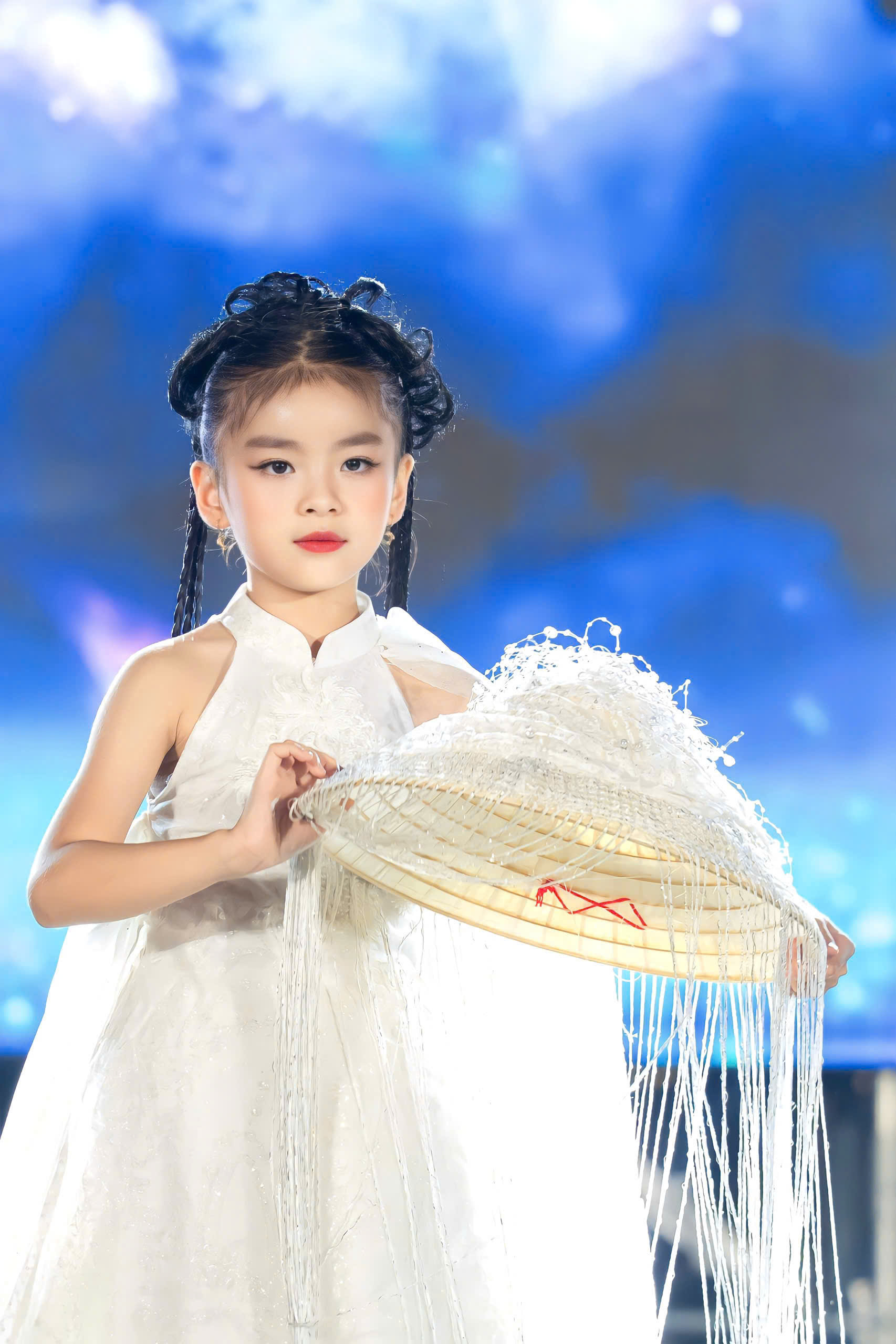 Dàn người mẫu nhí tỏa sáng trong trang phục truyền thống tại TP . HCM - Ảnh 3. Dàn người mẫu nhí tỏa sáng trong trang phục truyền thống tại TP . HCM - Ảnh 3.