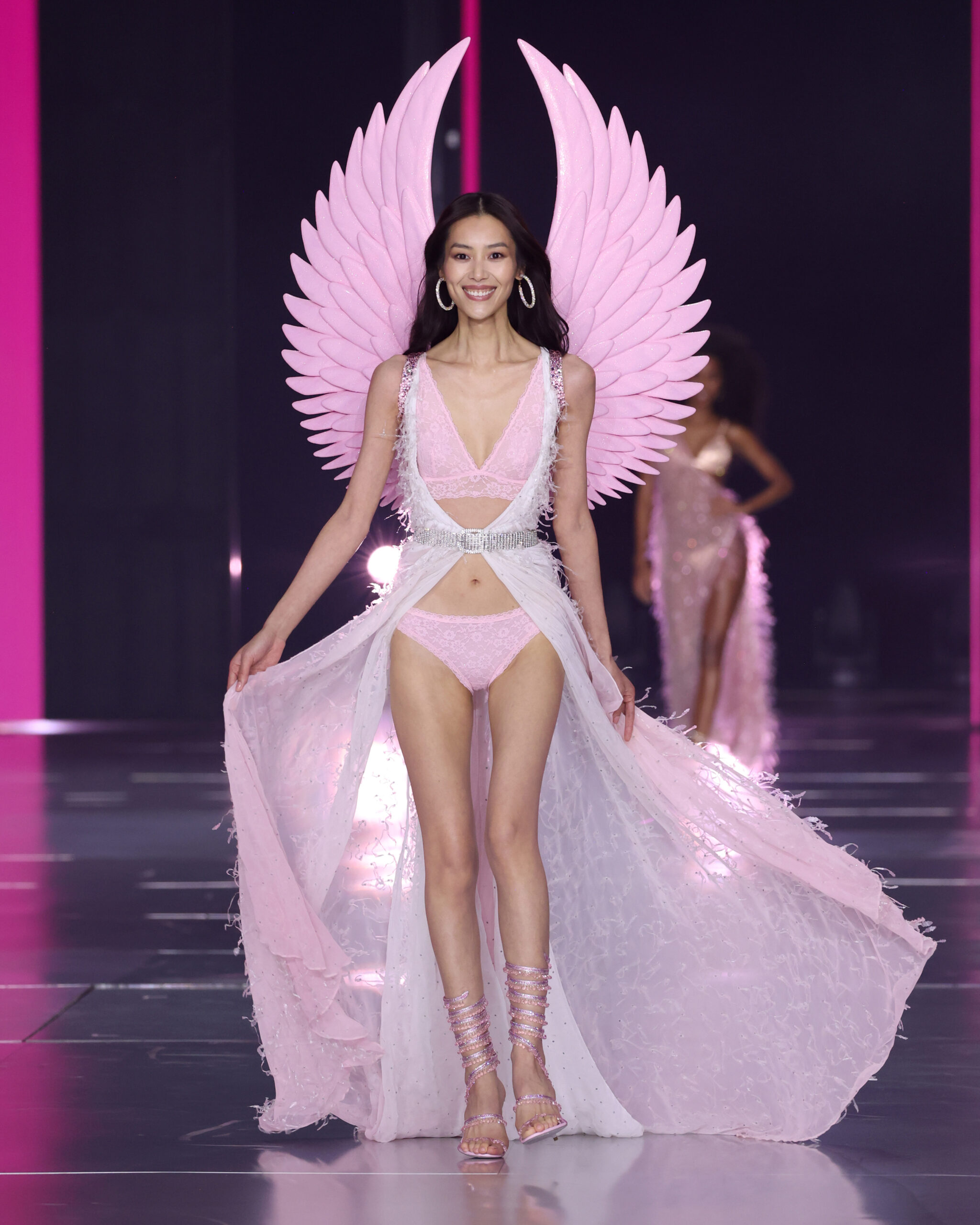 'Thiên thần' Victoria's Secret nổi tiếng nhất châu Á Lưu Văn bí mật kết hôn? - Ảnh 2.