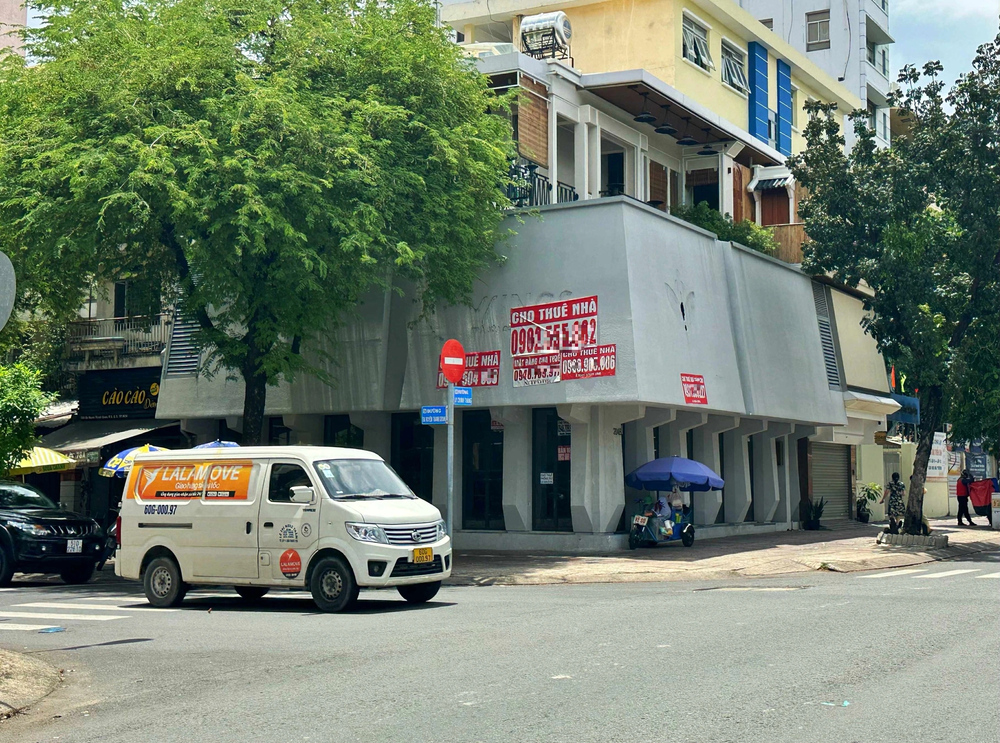 Mặt bằng bỏ trống ở nhiều con đường sầm uất tại TP.HCM, chi chít bảng cho thuê - Ảnh 1.