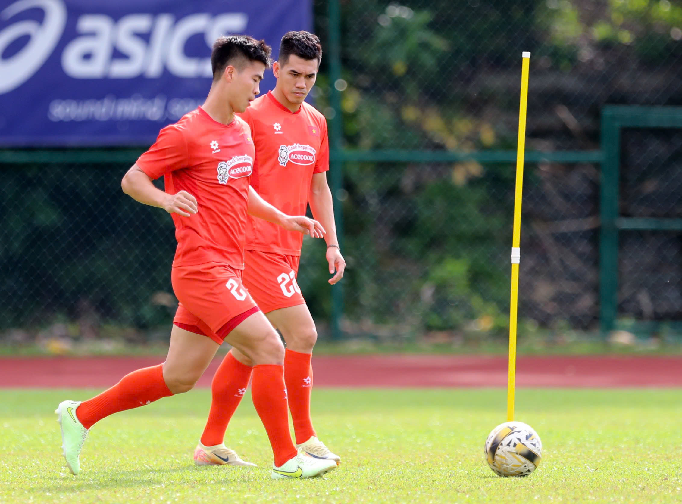 Đội tuyển Việt Nam tập cực vui trên ‘chảo lửa’, sân Bukit Jalil phản ứng kỳ lạ: Vé vẫn ế!- Ảnh 3. Đội tuyển Việt Nam tập cực vui trên ‘chảo lửa’, sân Bukit Jalil phản ứng kỳ lạ: Vé vẫn ế!- Ảnh 3.