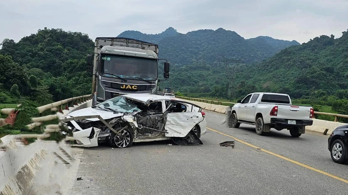 Xe con lấn làn gây tai nạn nghiêm trọng khiến 5 người thương vong- Ảnh 1. Xe con lấn làn gây tai nạn nghiêm trọng khiến 5 người thương vong- Ảnh 1.