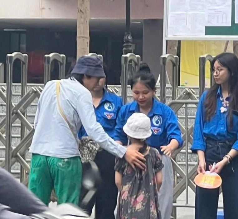 Nam sinh mang em đi thi vào lớp 10 đã đỗ trường top đầu- Ảnh 1. Nam sinh mang em đi thi vào lớp 10 đã đỗ trường top đầu- Ảnh 1.