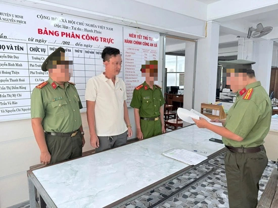 Khởi tố thanh niên ở Cà Mau tàng trữ vũ khí quân dụng để… bắn cò - Ảnh 1.
