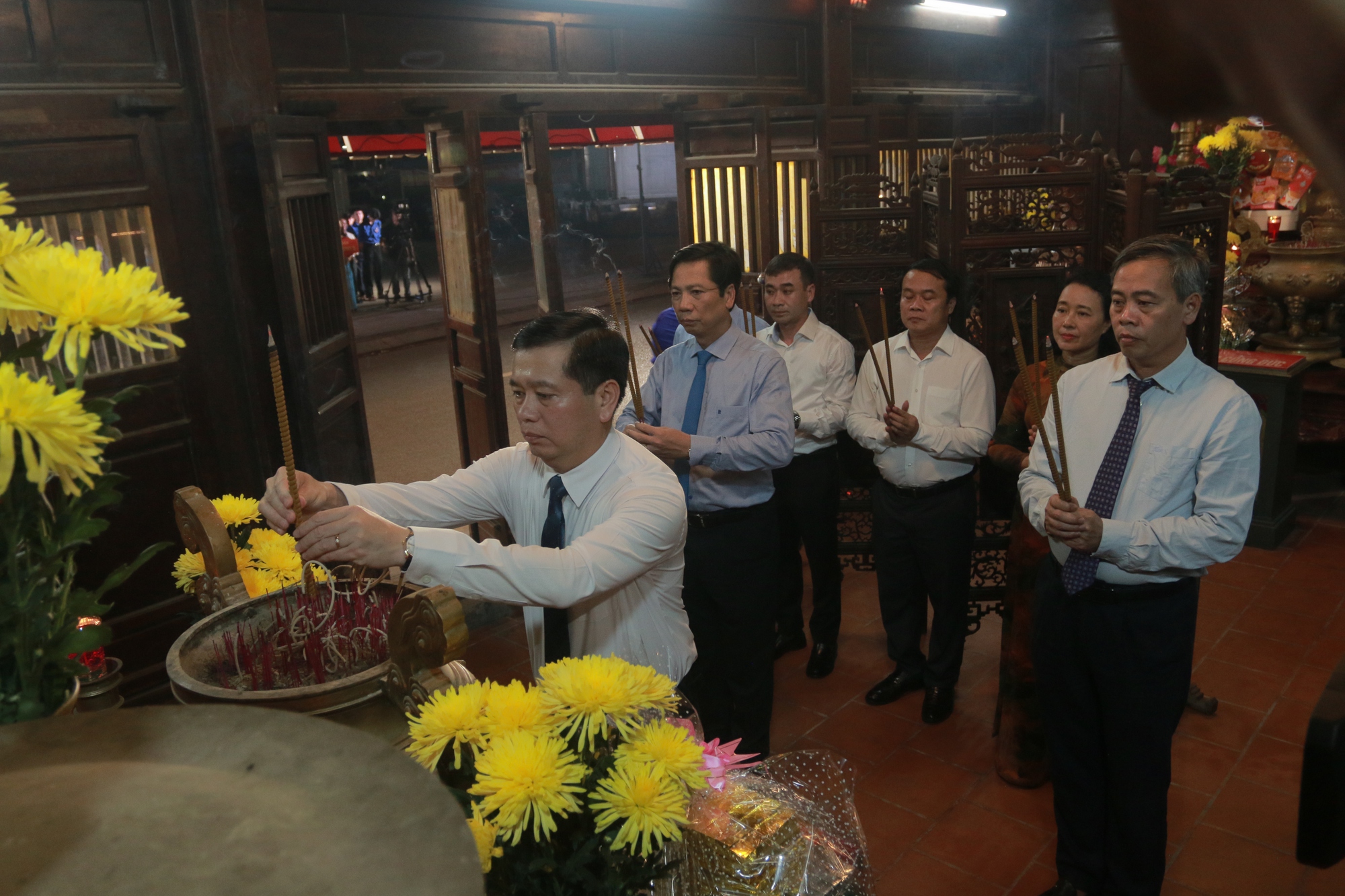 Sông Thạch Hãn lặng trôi, hoa đăng rực sáng tri ân- Ảnh 1. Sông Thạch Hãn lặng trôi, hoa đăng rực sáng tri ân- Ảnh 1.
