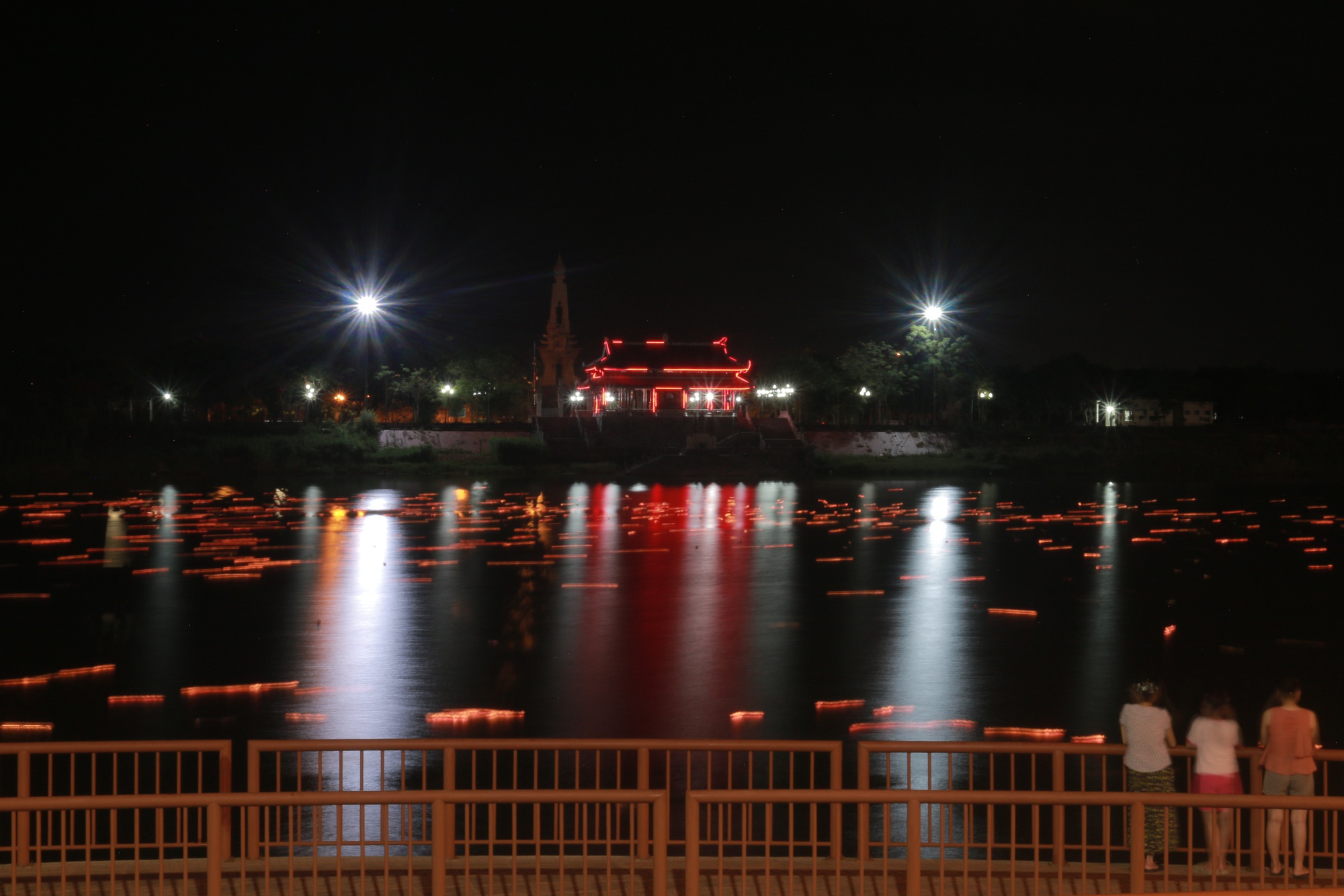Sông Thạch Hãn lặng trôi, hoa đăng rực sáng tri ân- Ảnh 3. Sông Thạch Hãn lặng trôi, hoa đăng rực sáng tri ân- Ảnh 3.