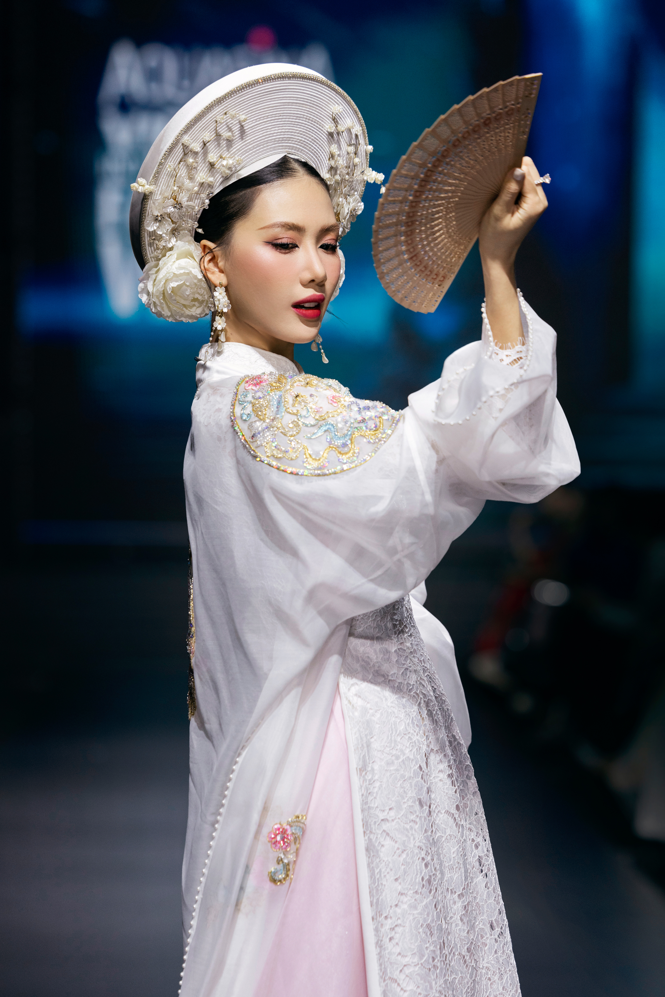 Bùi Quỳnh Hoa đắt show sau khi kết thúc nhiệm kỳ - Ảnh 1.