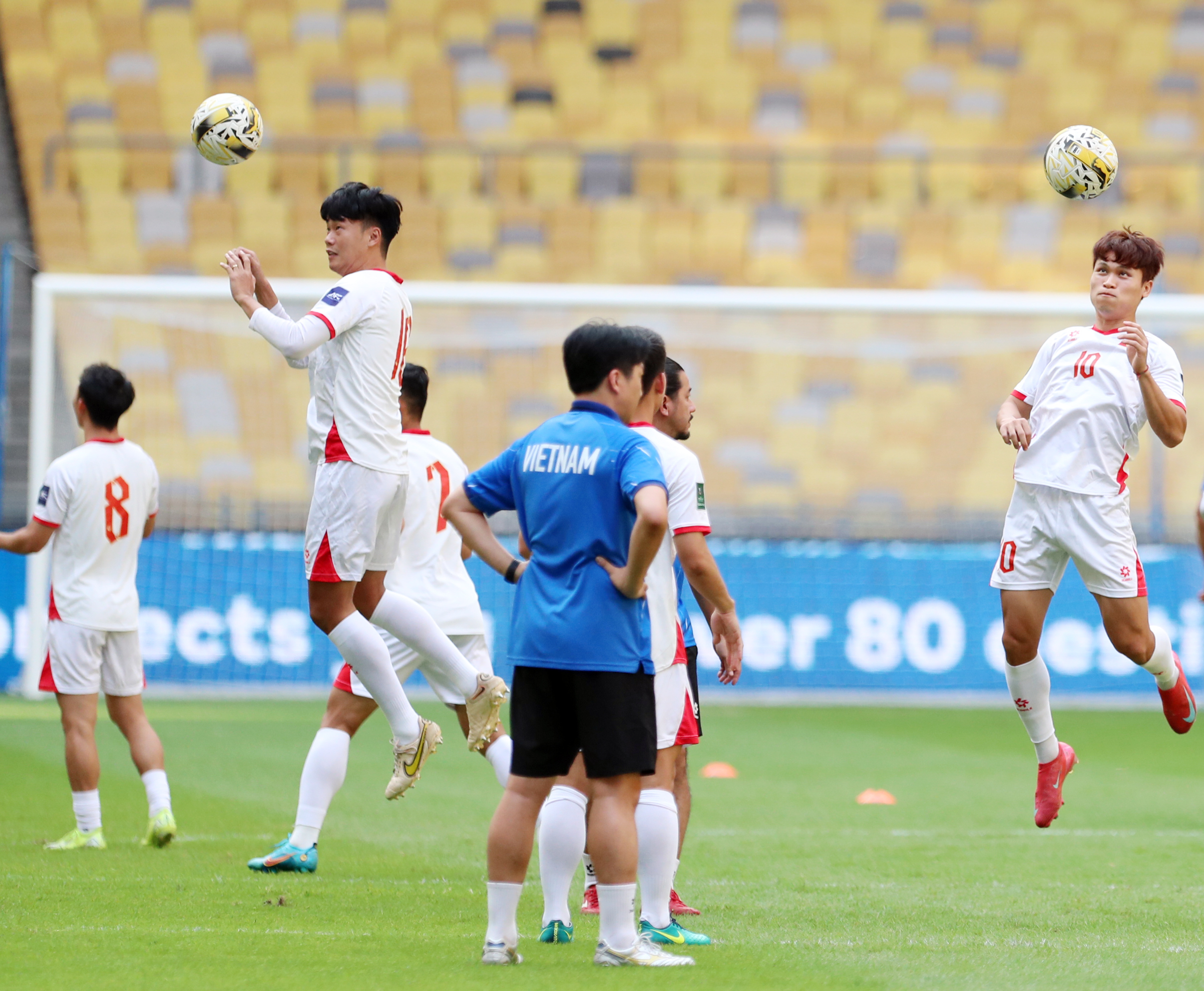 Đội tuyển Việt Nam tập cực vui trên ‘chảo lửa’, sân Bukit Jalil phản ứng kỳ lạ: Vé vẫn ế!- Ảnh 11. Đội tuyển Việt Nam tập cực vui trên ‘chảo lửa’, sân Bukit Jalil phản ứng kỳ lạ: Vé vẫn ế!- Ảnh 11.