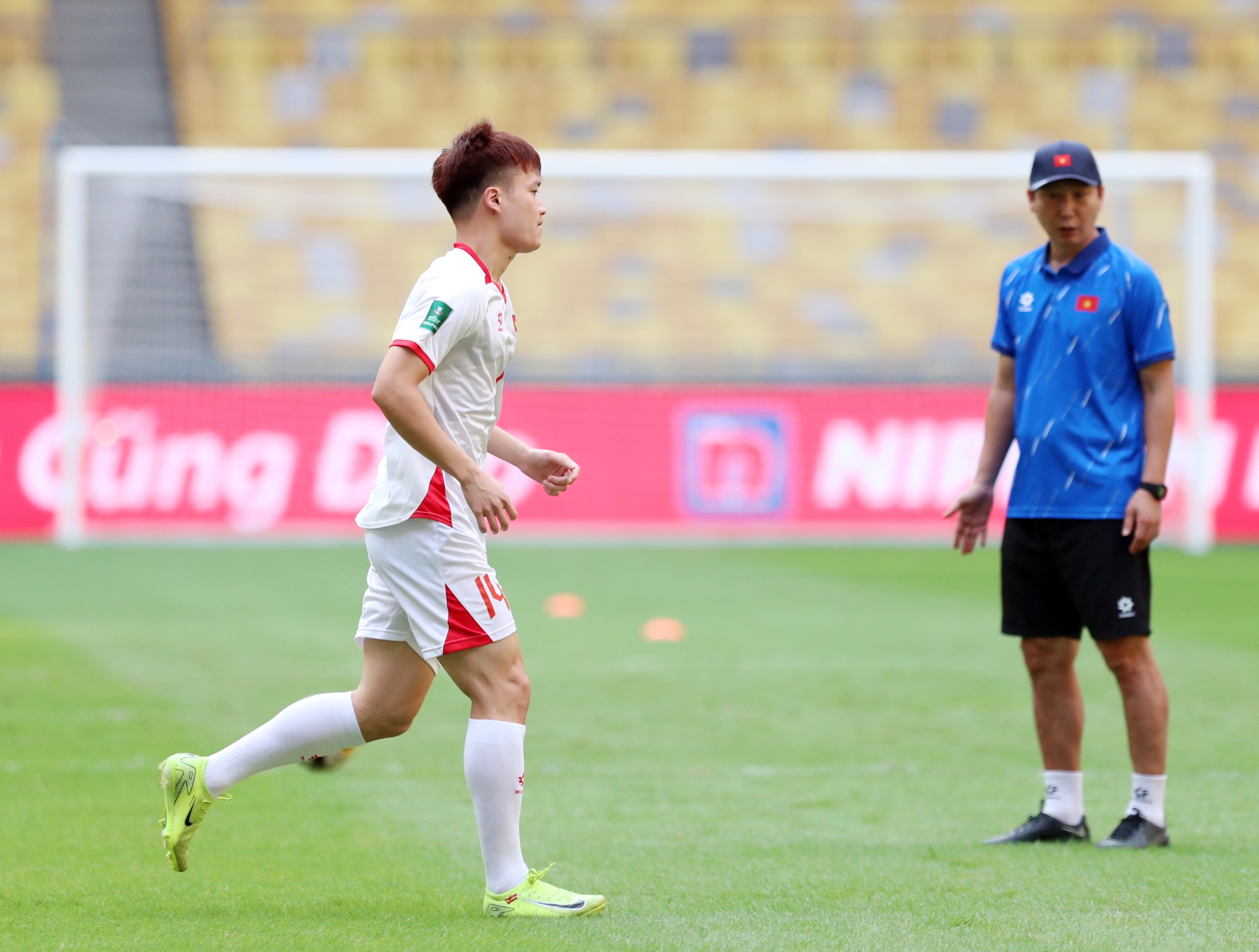 Đội tuyển Việt Nam tập cực vui trên ‘chảo lửa’, sân Bukit Jalil phản ứng kỳ lạ: Vé vẫn ế!- Ảnh 13. Đội tuyển Việt Nam tập cực vui trên ‘chảo lửa’, sân Bukit Jalil phản ứng kỳ lạ: Vé vẫn ế!- Ảnh 13.