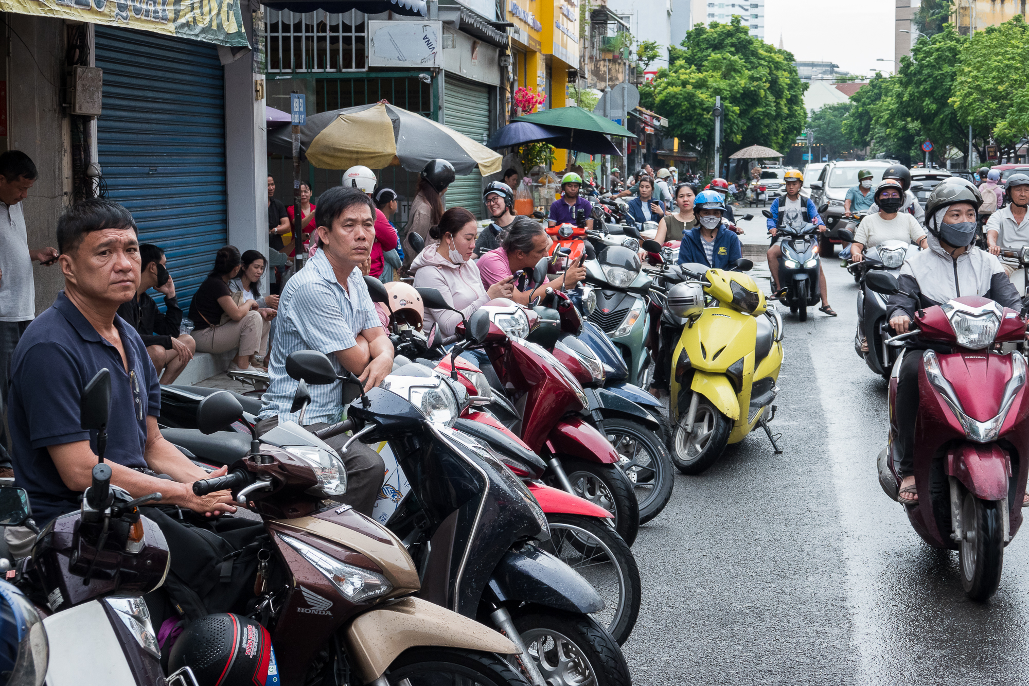Khoảnh khắc nặng tình trong những ngày thi lớp 10 'nhẹ nhàng' - Ảnh 11.