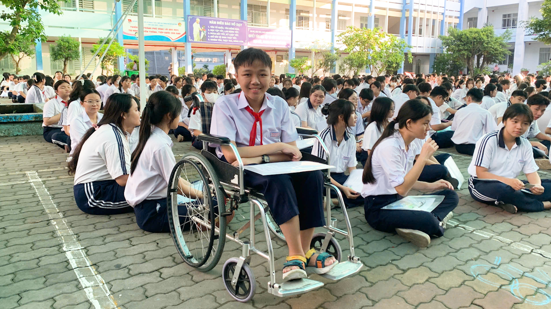 Khoảnh khắc nặng tình trong những ngày thi lớp 10 'nhẹ nhàng' - Ảnh 3.