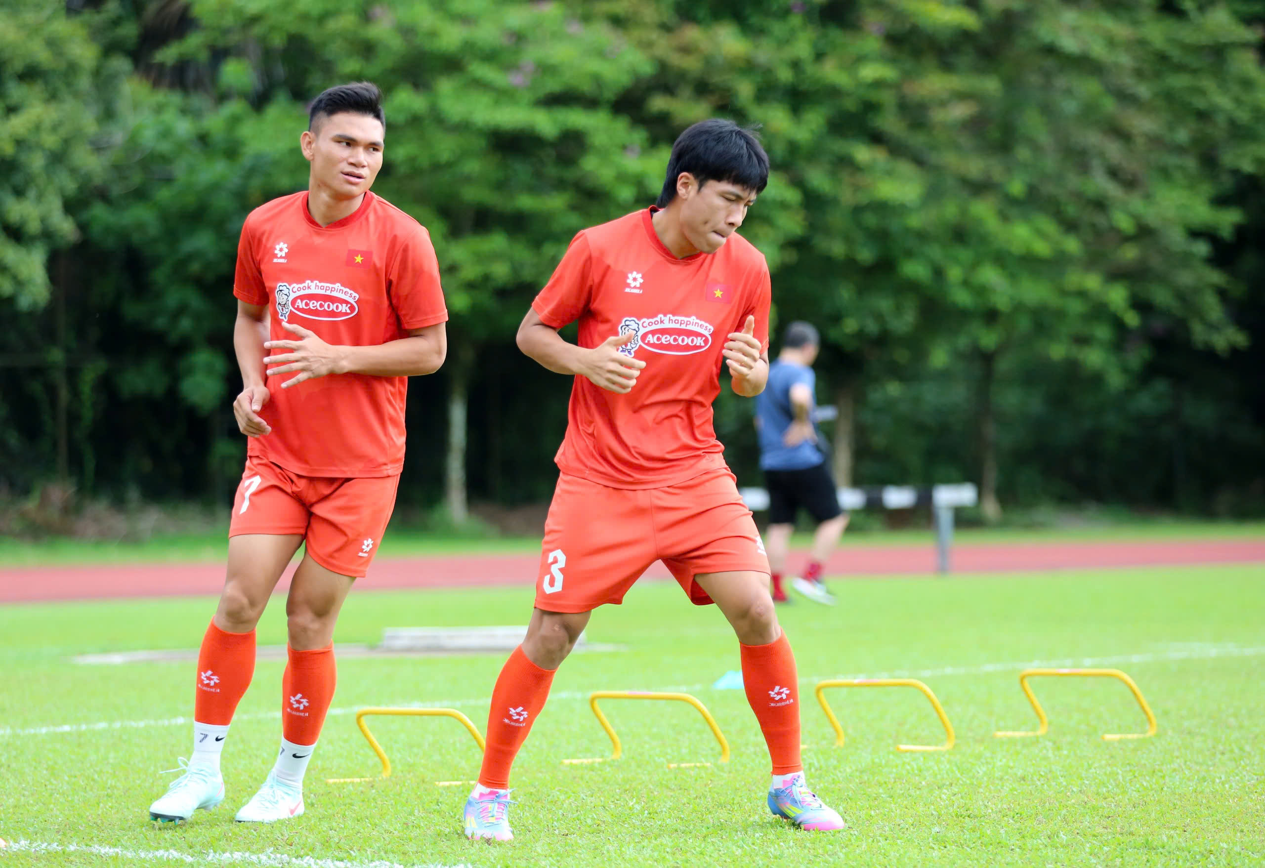 Đội tuyển Việt Nam tập cực vui trên ‘chảo lửa’, sân Bukit Jalil phản ứng kỳ lạ: Vé vẫn ế! Đội tuyển Việt Nam tập cực vui trên ‘chảo lửa’, sân Bukit Jalil phản ứng kỳ lạ: Vé vẫn ế!