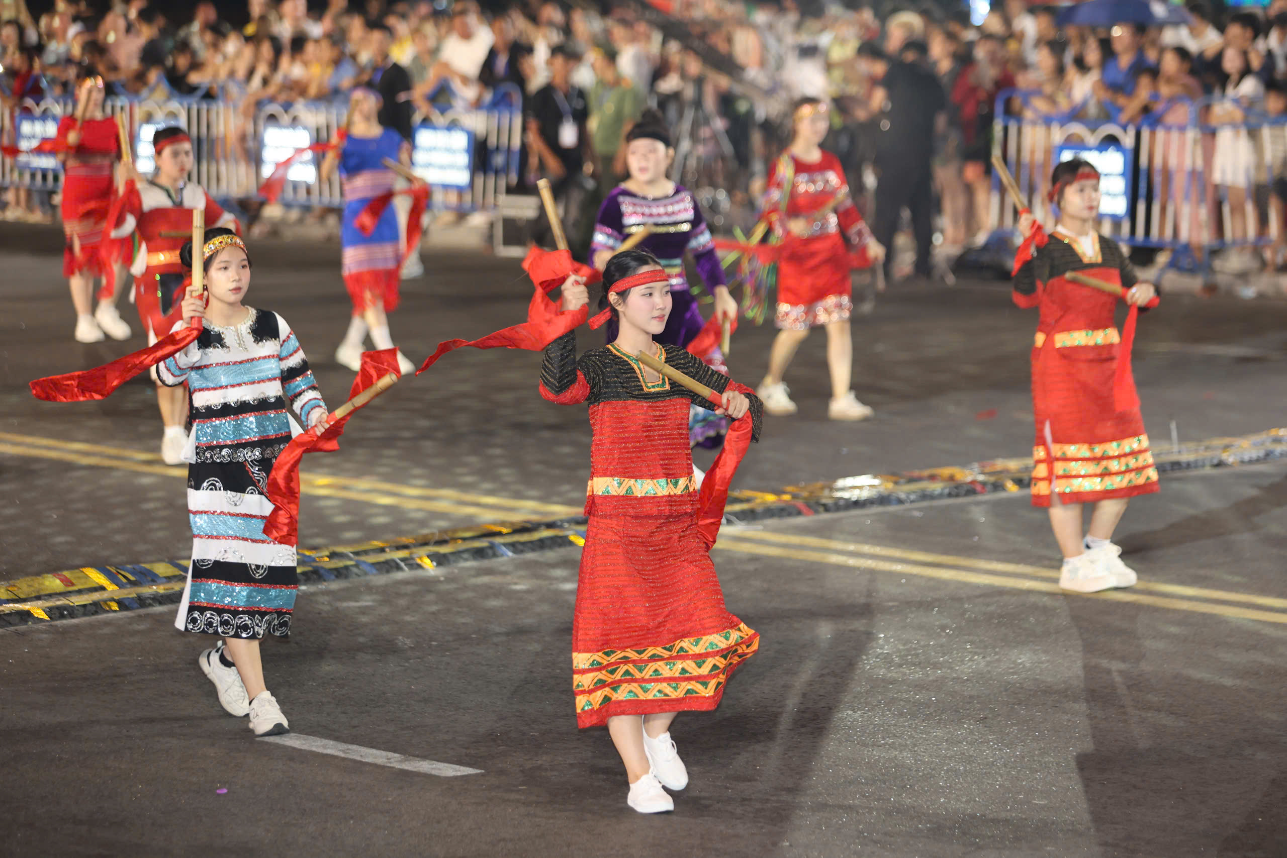 45 người đẹp Hoa hậu Hoàn vũ cùng diễu hành Carnival phố biển Nha Trang- Ảnh 7. 45 người đẹp Hoa hậu Hoàn vũ cùng diễu hành Carnival phố biển Nha Trang- Ảnh 7.