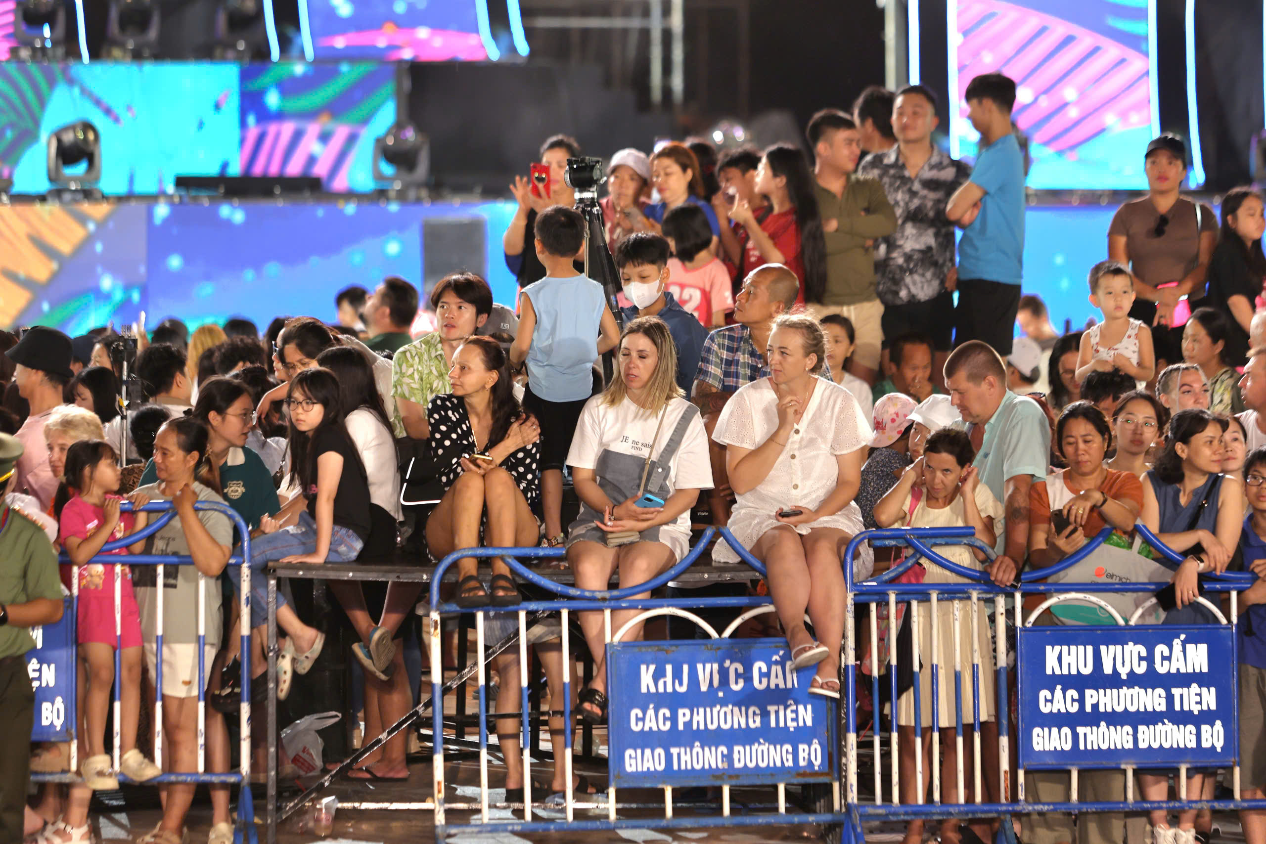 45 người đẹp Hoa hậu Hoàn vũ cùng diễu hành Carnival phố biển Nha Trang- Ảnh 8. 45 người đẹp Hoa hậu Hoàn vũ cùng diễu hành Carnival phố biển Nha Trang- Ảnh 8.
