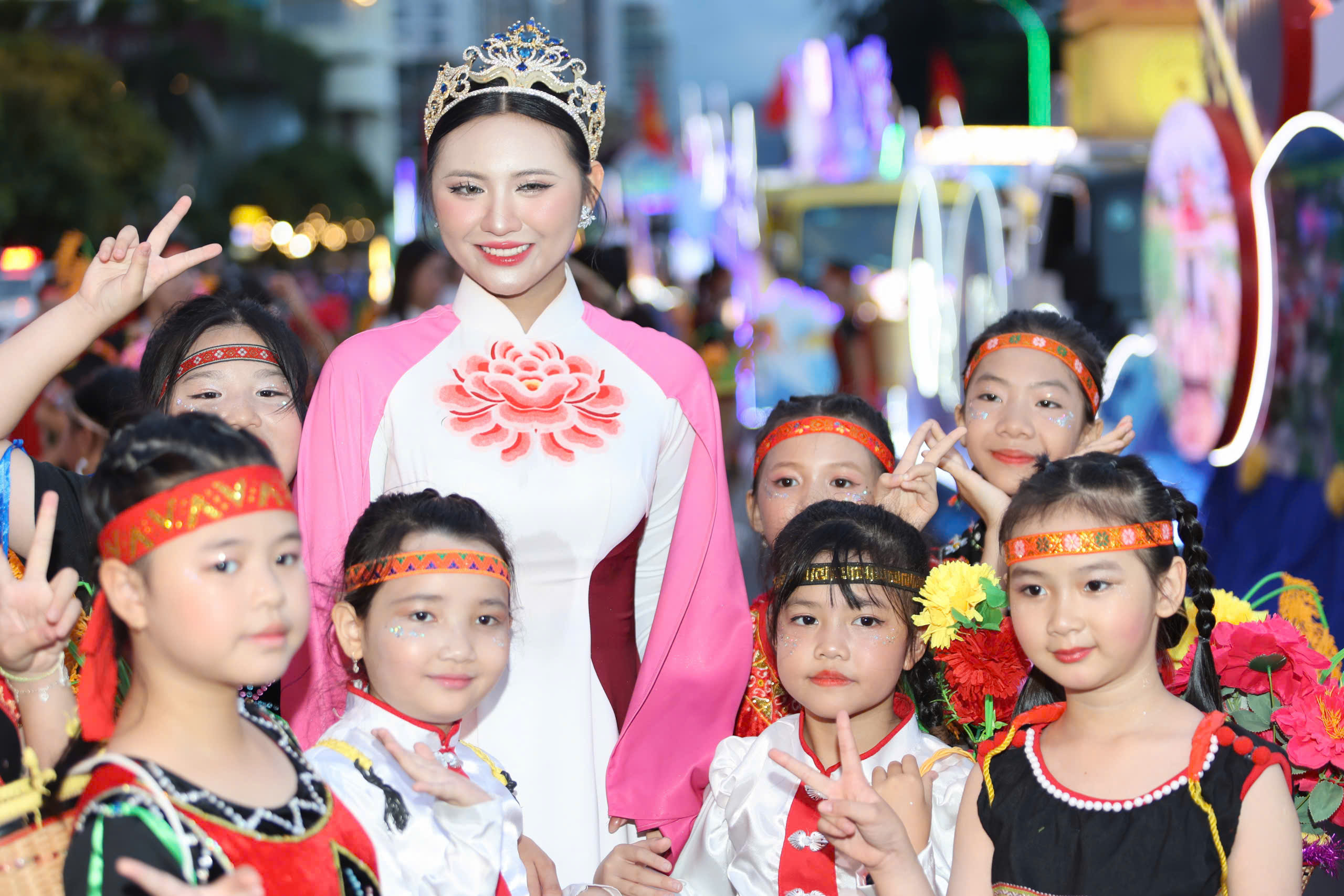 45 người đẹp Hoa hậu Hoàn vũ cùng diễu hành Carnival phố biển Nha Trang- Ảnh 2. 45 người đẹp Hoa hậu Hoàn vũ cùng diễu hành Carnival phố biển Nha Trang- Ảnh 2.