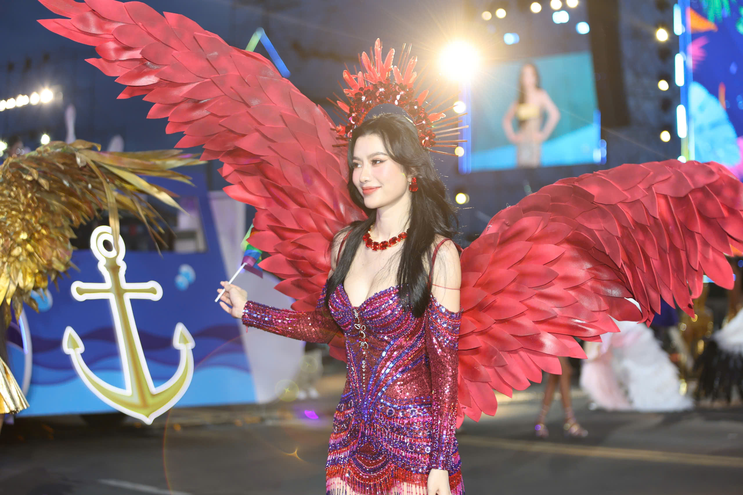 45 người đẹp Hoa hậu Hoàn vũ cùng diễu hành Carnival phố biển Nha Trang- Ảnh 4. 45 người đẹp Hoa hậu Hoàn vũ cùng diễu hành Carnival phố biển Nha Trang- Ảnh 4.