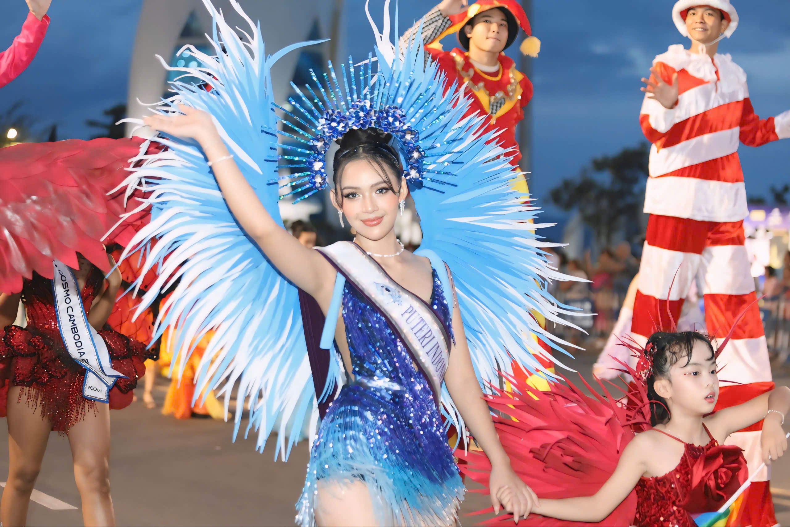 45 người đẹp Hoa hậu Hoàn vũ cùng diễu hành Carnival phố biển Nha Trang 45 người đẹp Hoa hậu Hoàn vũ cùng diễu hành Carnival phố biển Nha Trang