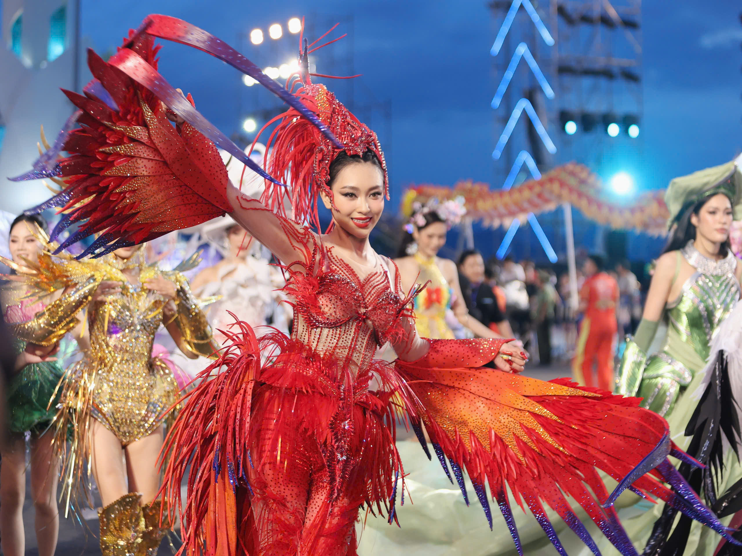 45 người đẹp Hoa hậu Hoàn vũ cùng diễu hành Carnival phố biển Nha Trang- Ảnh 3. 45 người đẹp Hoa hậu Hoàn vũ cùng diễu hành Carnival phố biển Nha Trang- Ảnh 3.