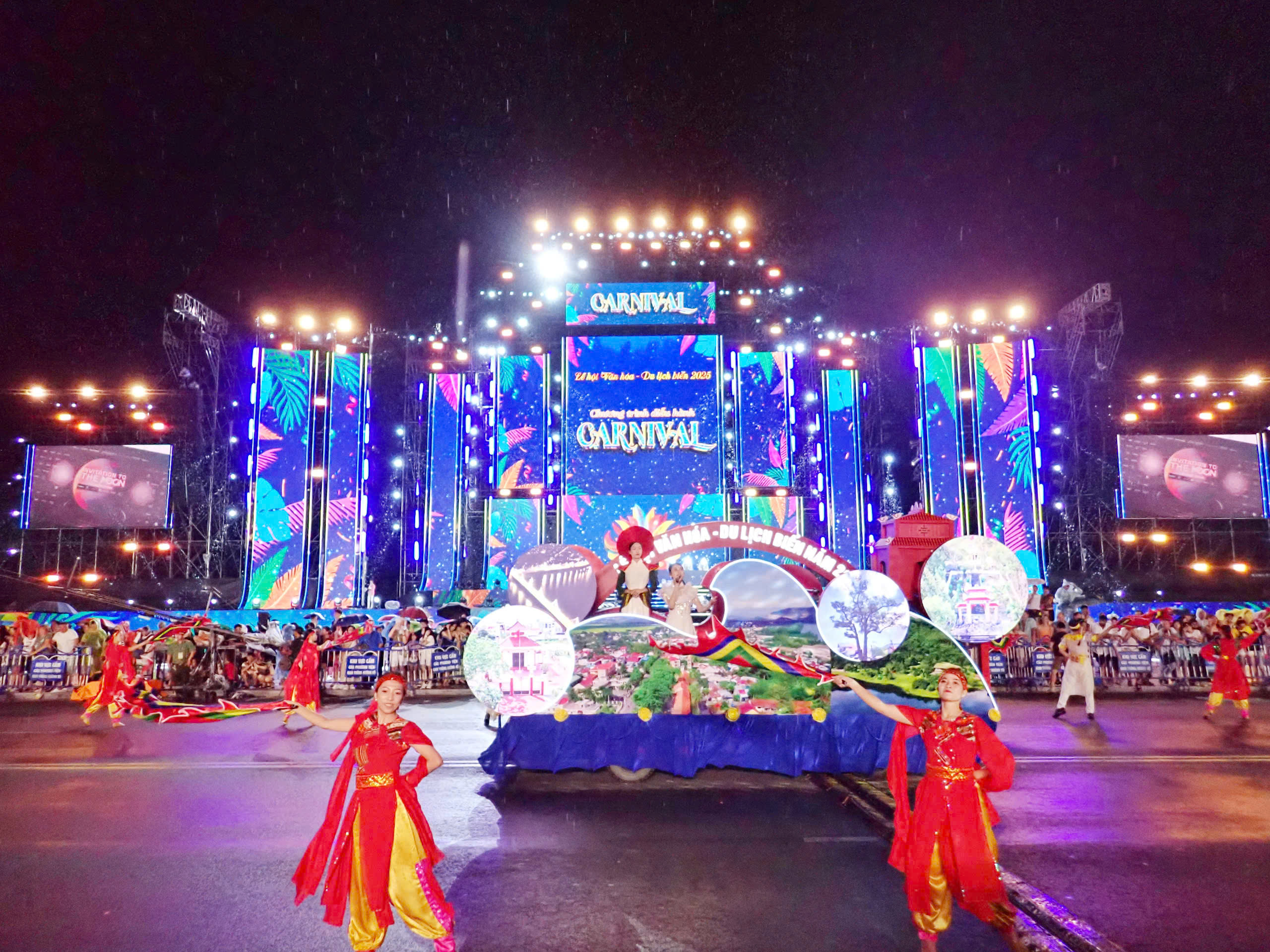 45 người đẹp Hoa hậu Hoàn vũ cùng diễu hành Carnival phố biển Nha Trang- Ảnh 6. 45 người đẹp Hoa hậu Hoàn vũ cùng diễu hành Carnival phố biển Nha Trang- Ảnh 6.