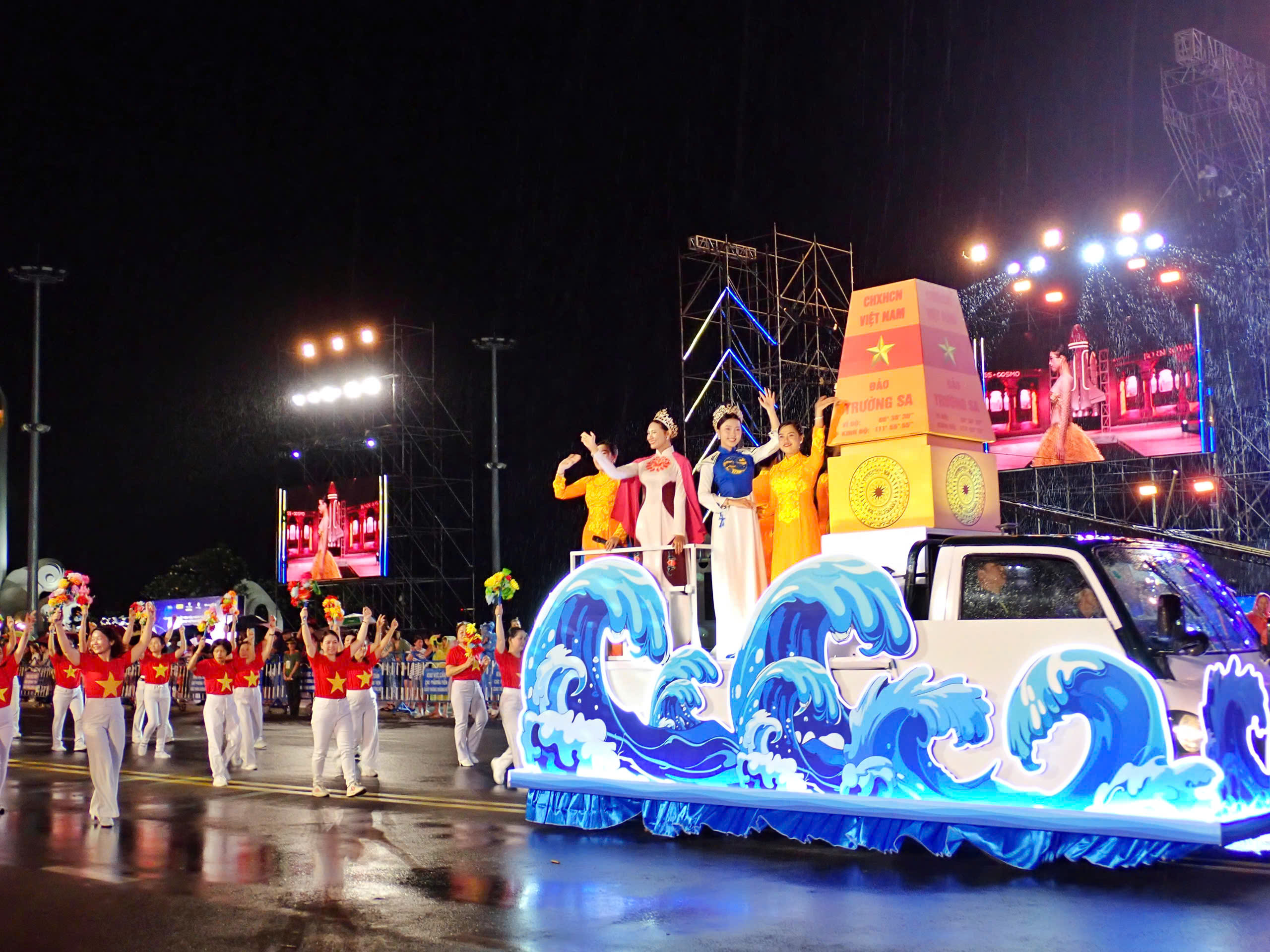 45 người đẹp Hoa hậu Hoàn vũ cùng diễu hành Carnival phố biển Nha Trang- Ảnh 5. 45 người đẹp Hoa hậu Hoàn vũ cùng diễu hành Carnival phố biển Nha Trang- Ảnh 5.