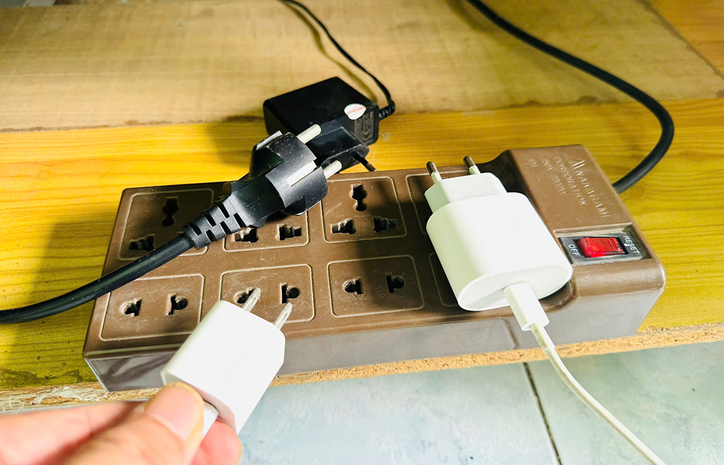 Người r&uacute;t ph&iacute;ch cắm điện chuy&ecirc;n nghiệp