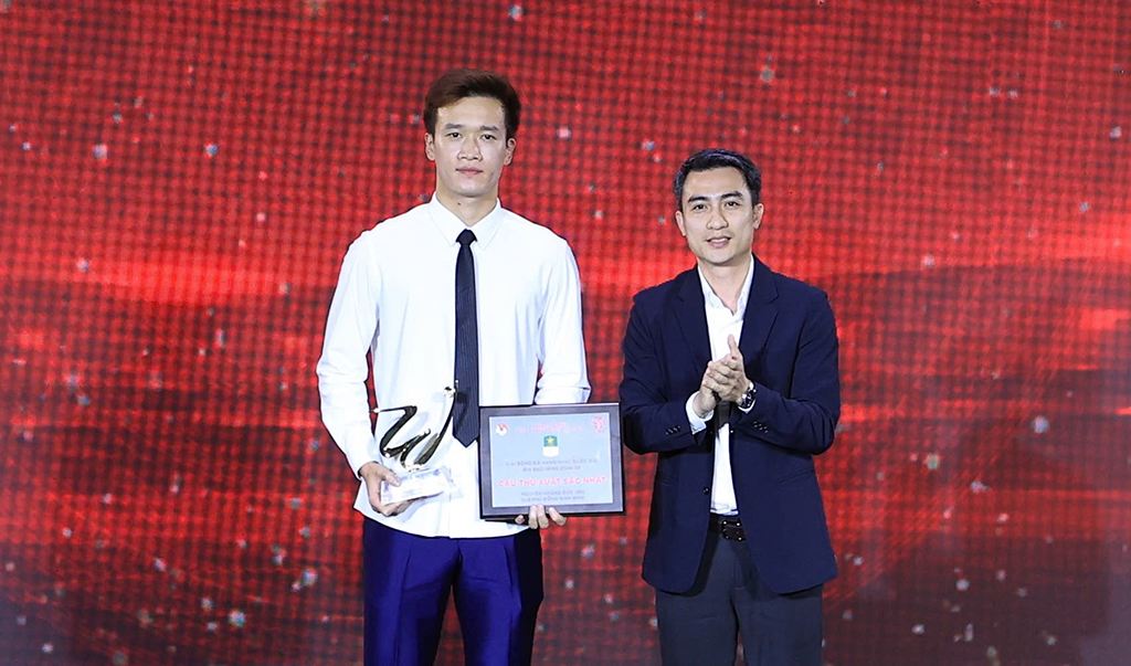 جب ہوانگ ڈک 'راحت کی سانس لے سکتا ہے' - تصویر 2۔ Khi Hoàng Đức có thể 'thở phào'- Ảnh 2.